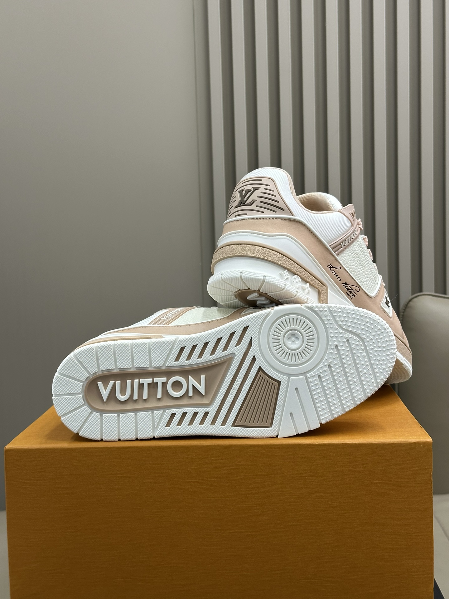 Bagsaaa LV Trainer Sneaker Pink Gradient laces