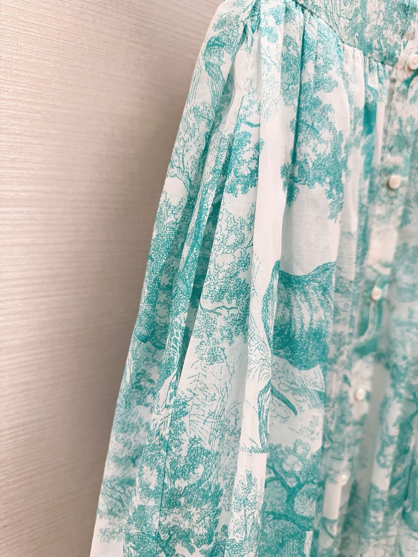 Bagsaaa D10riviera Mid-Length Shirtdress White and Aquamarina Cotton Muslin with Toile de Jouy Sauvage Motif