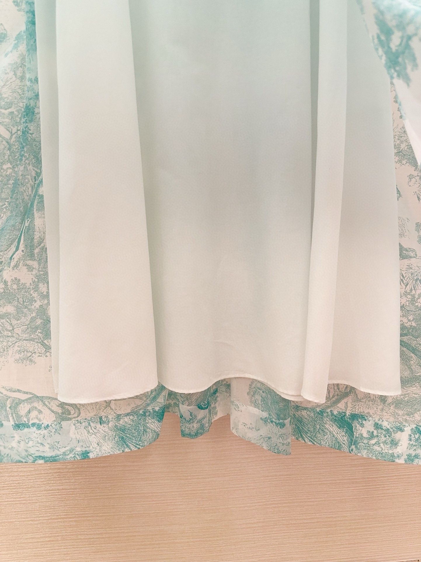 Bagsaaa D10riviera Mid-Length Shirtdress White and Aquamarina Cotton Muslin with Toile de Jouy Sauvage Motif