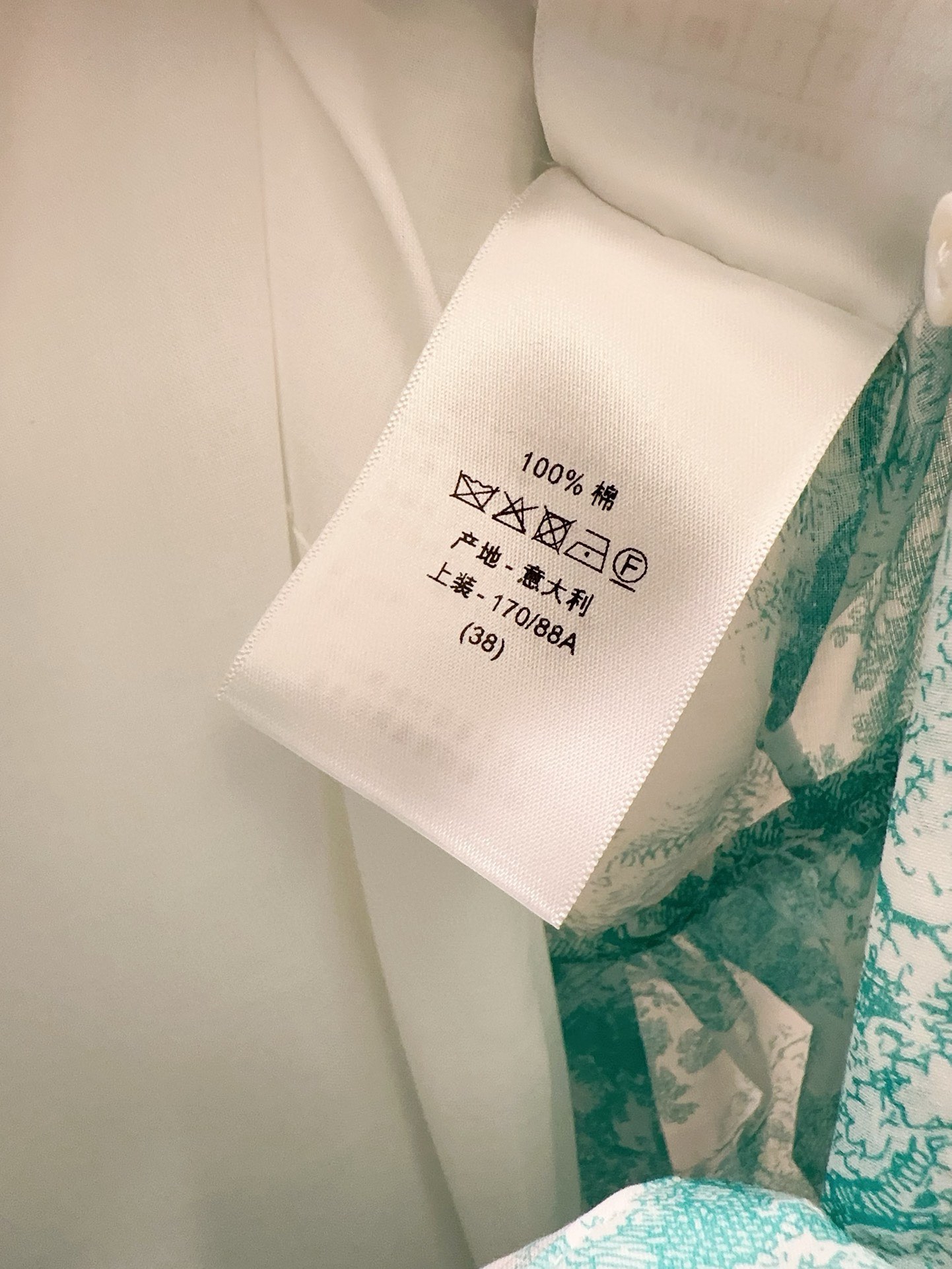 Bagsaaa D10riviera Mid-Length Shirtdress White and Aquamarina Cotton Muslin with Toile de Jouy Sauvage Motif