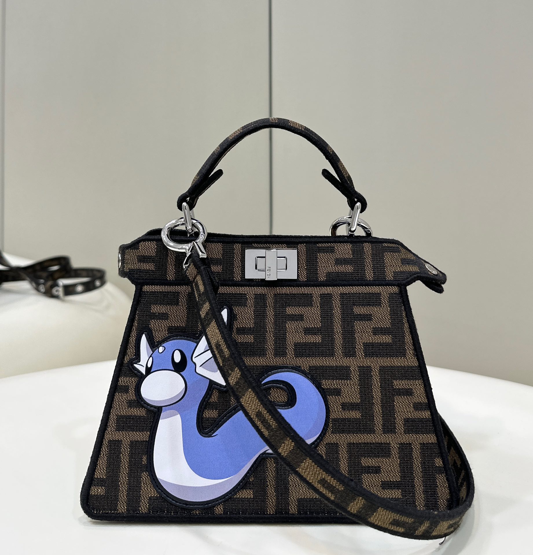 Bagsaaa F**di Peekaboo ISeeU Petite F**di x FRGMT x POKÉMON - 20x11x15 cm