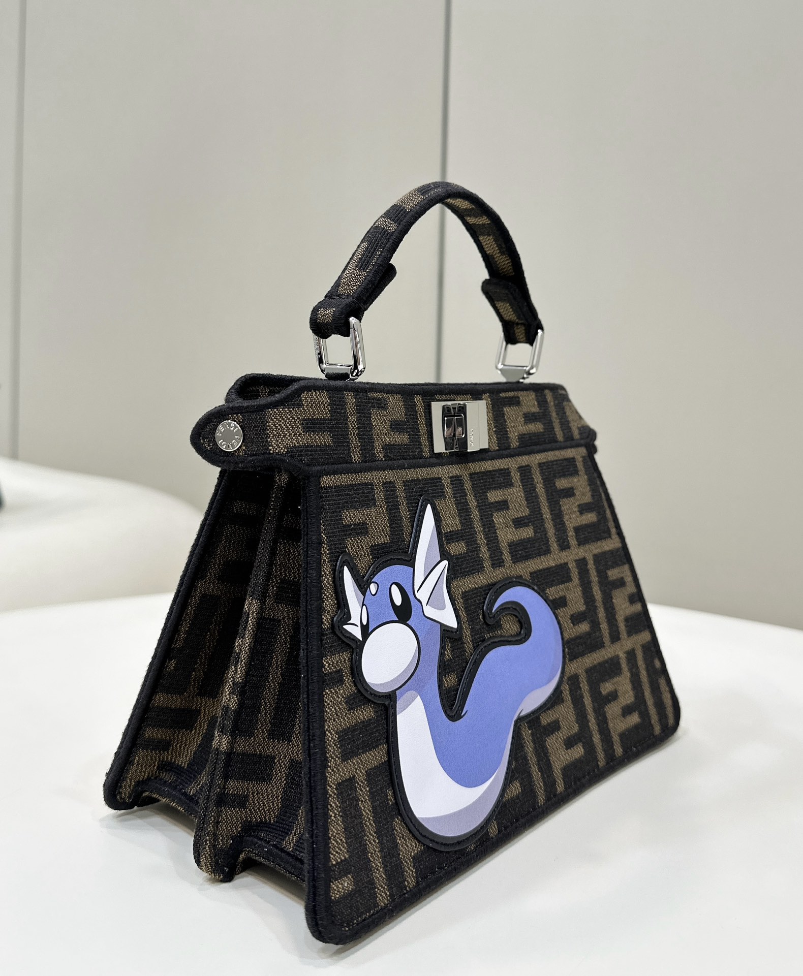 Bagsaaa F**di Peekaboo ISeeU Petite F**di x FRGMT x POKÉMON - 20x11x15 cm