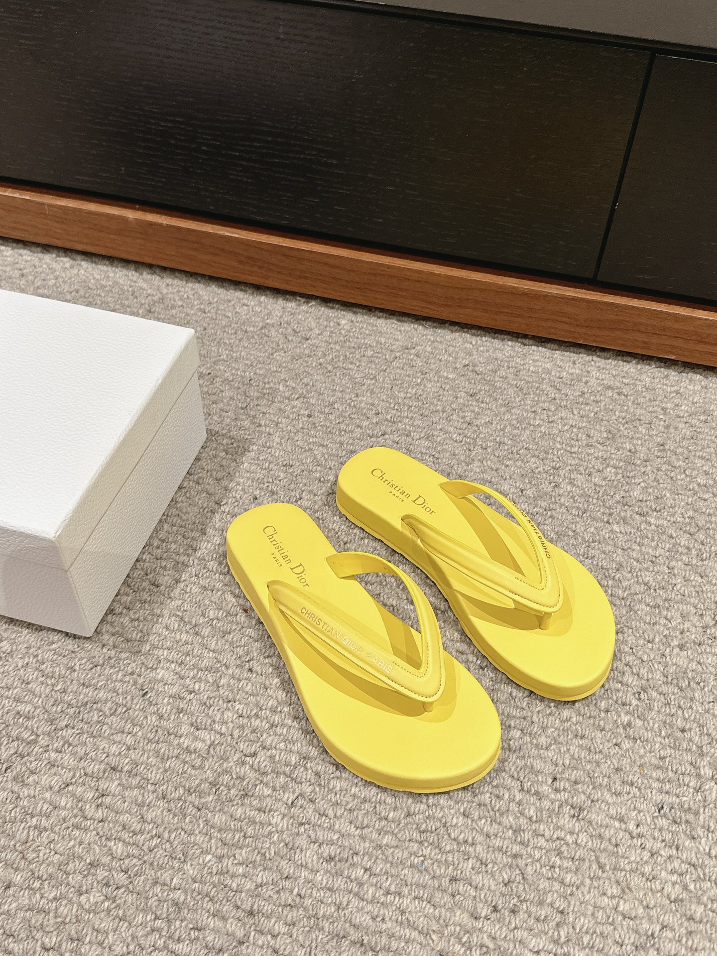 Bagsaaa D10riviera D10rsea Thong Sandal Lemon Yellow Leather-Effect Fabric