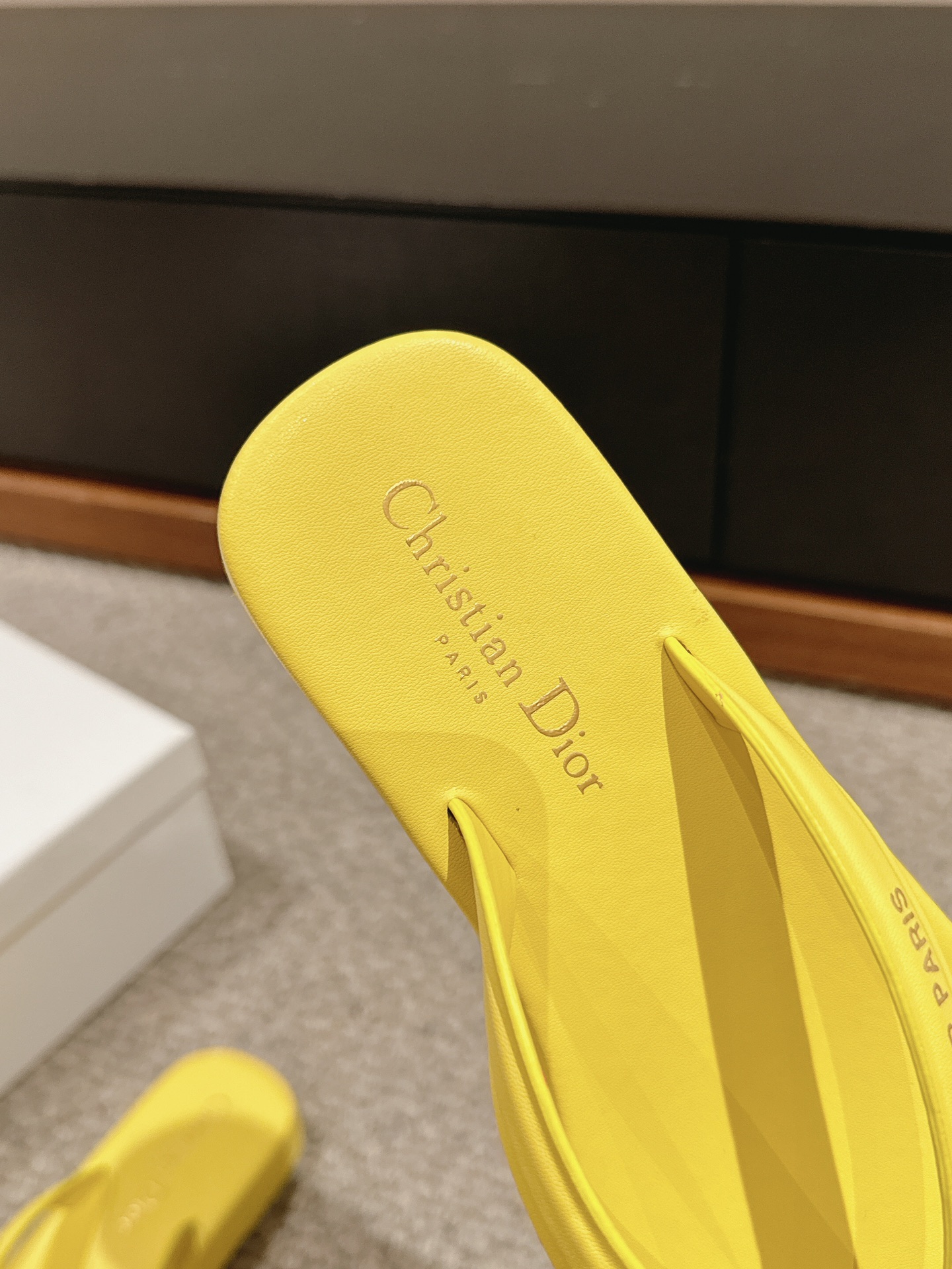 Bagsaaa D10riviera D10rsea Thong Sandal Lemon Yellow Leather-Effect Fabric