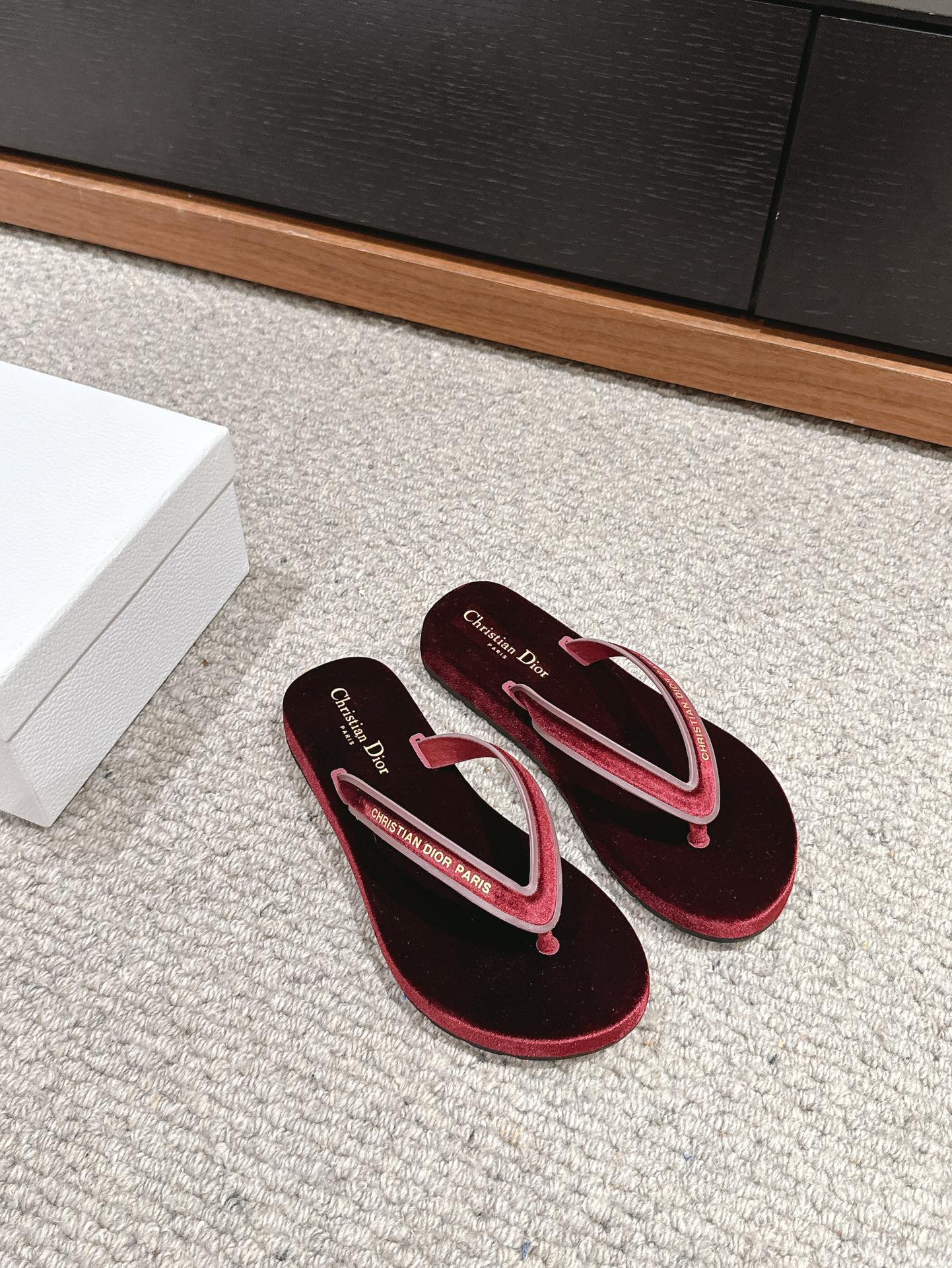 Bagsaaa D10rsea Thong Sandal Red Velvet