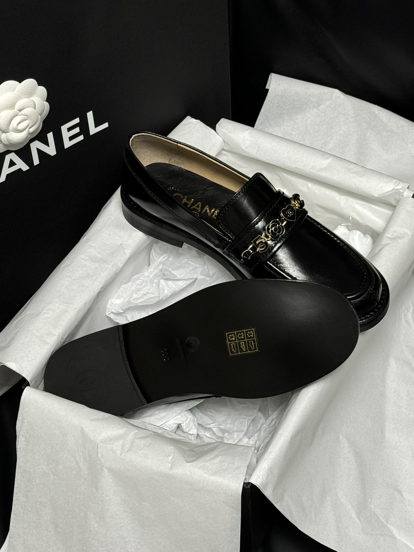 Bagsaaa Ch**el Moccasins Black G45785