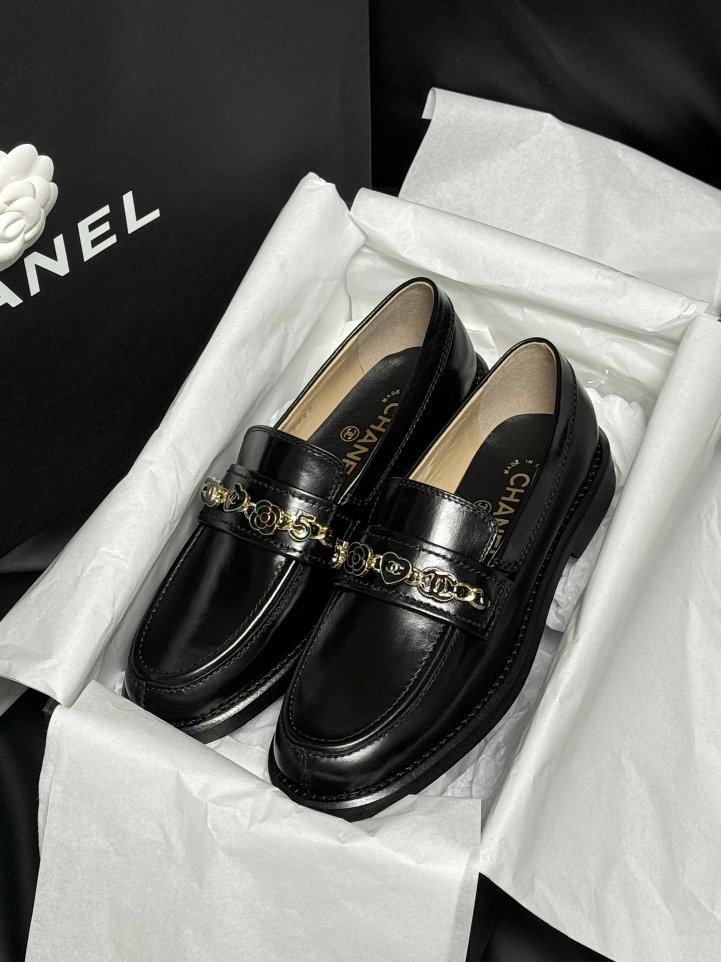 Bagsaaa Ch**el Moccasins Black G45785