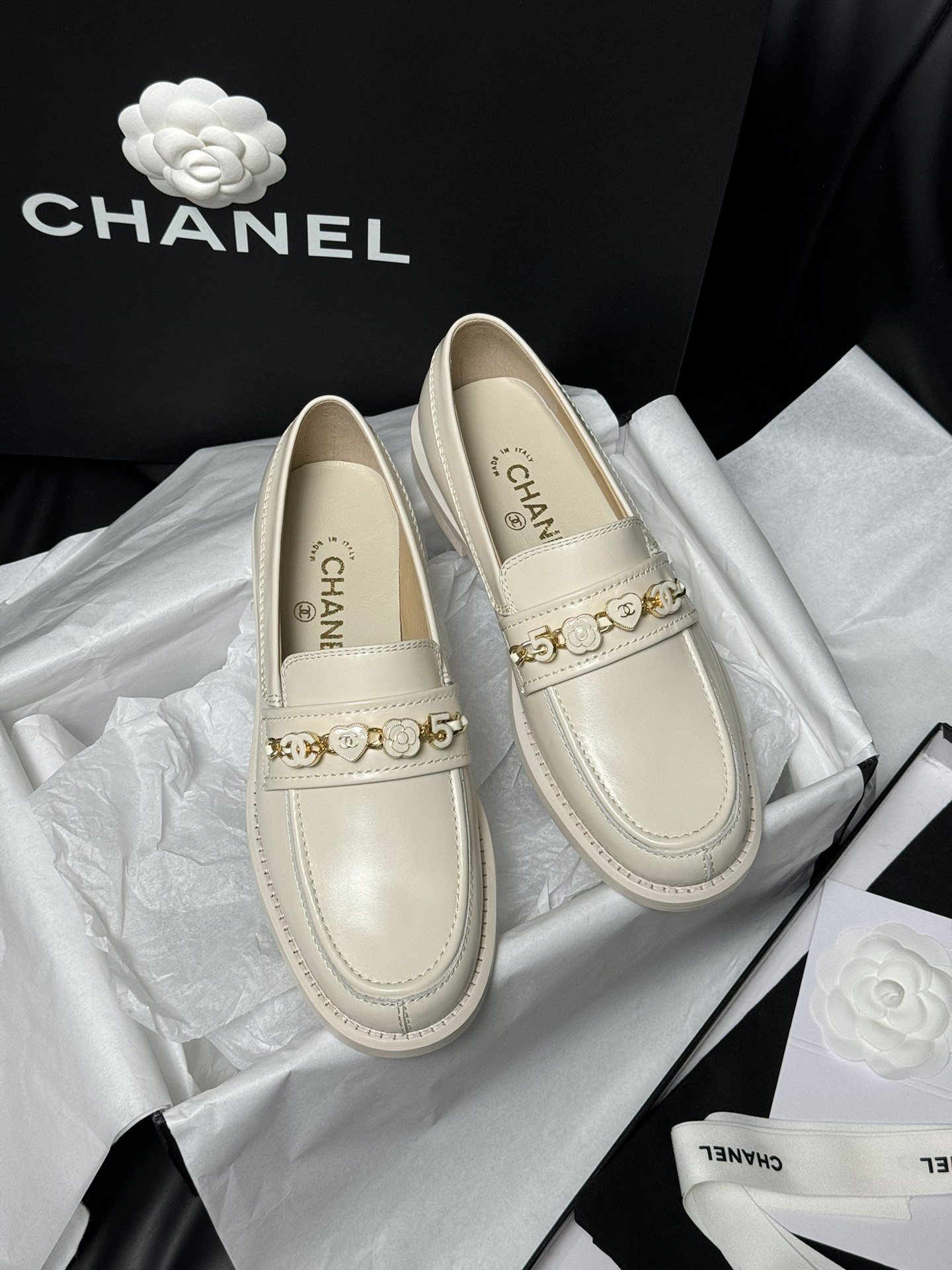 Bagsaaa Ch**el Moccasins Cream G45785