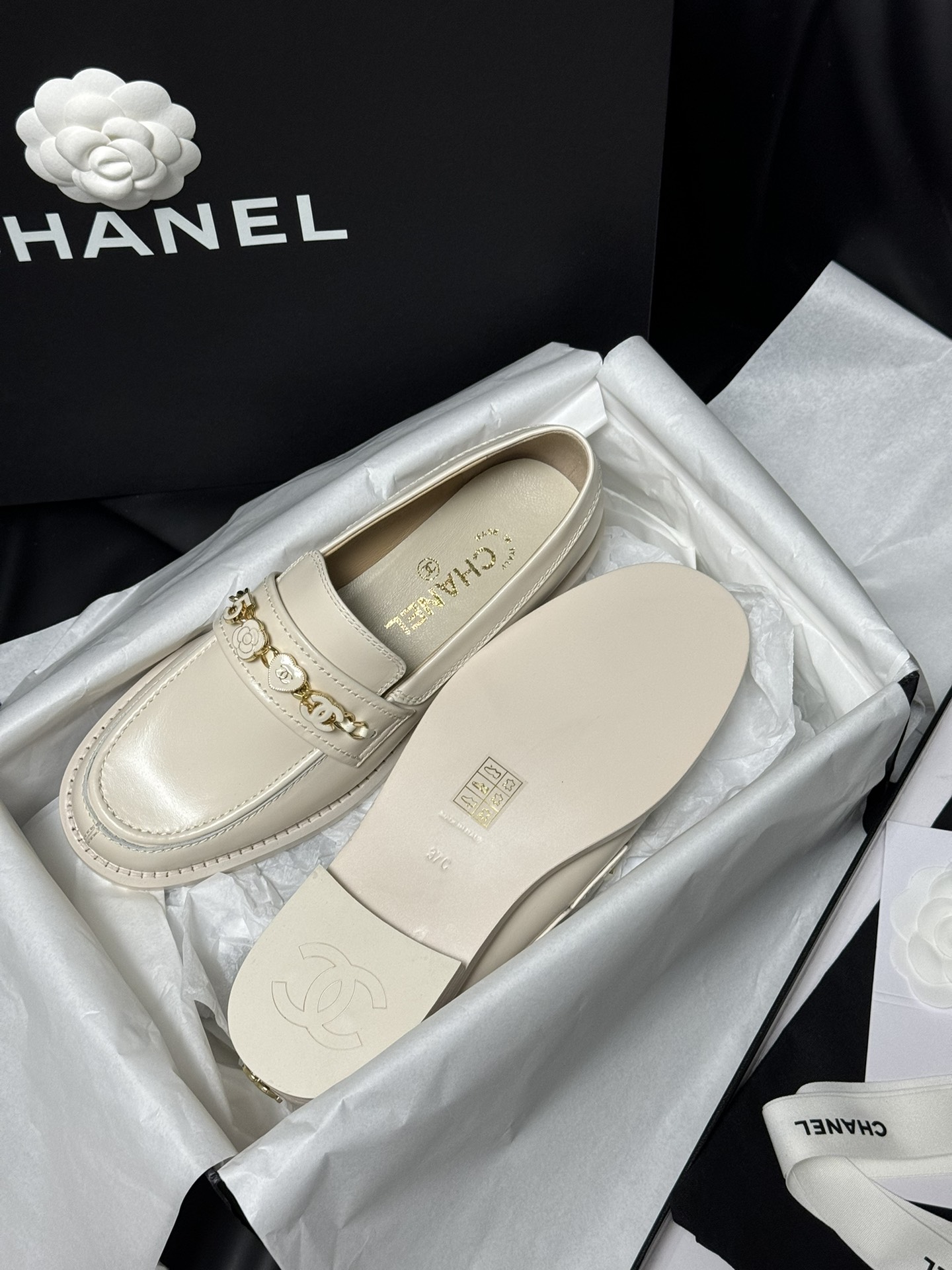 Bagsaaa Ch**el Moccasins Cream G45785