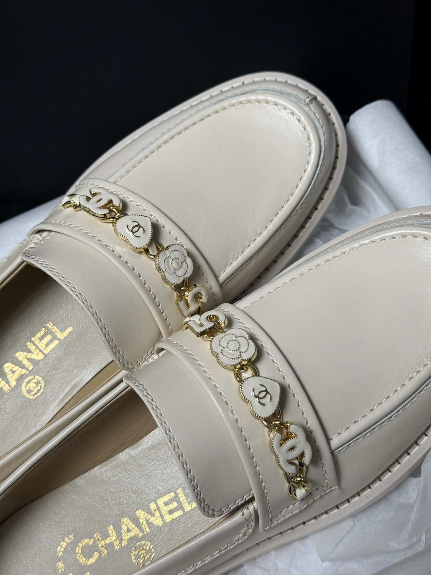 Bagsaaa Ch**el Moccasins Cream G45785