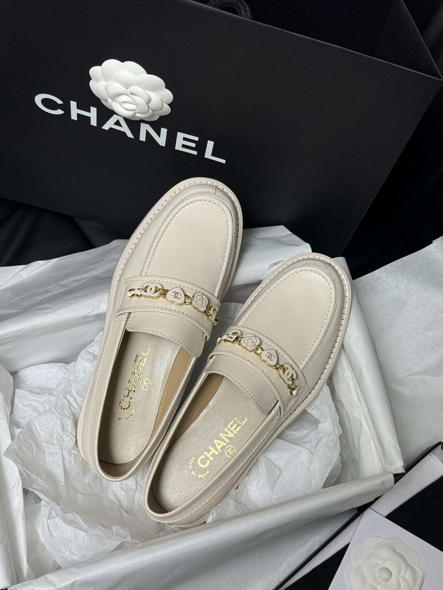 Bagsaaa Ch**el Moccasins Cream G45785