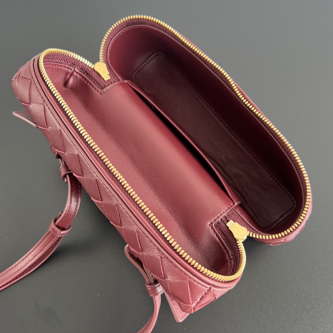 Bagsaaa B0tt*ga Ven*ta Bang Bang Vanity Case Red - 23*12.5*5cm