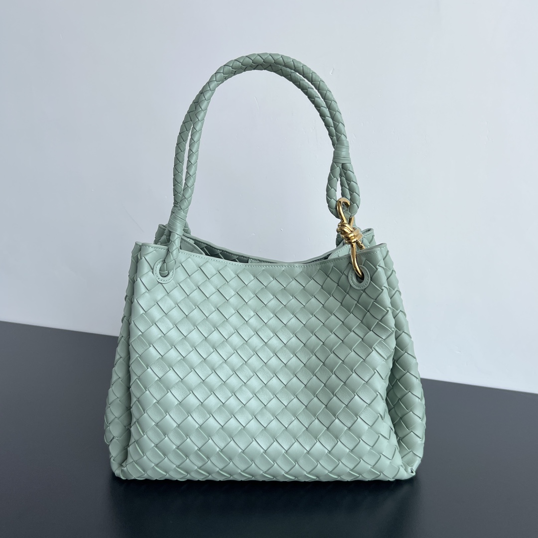 Bagsaaa B0tt*ga Ven*ta Large Parachute Mint - 30*26*20cm