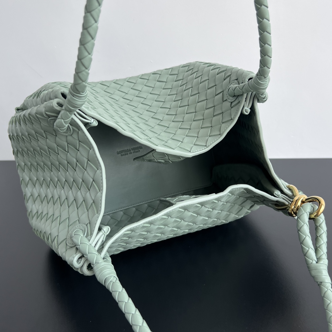 Bagsaaa B0tt*ga Ven*ta Large Parachute Mint - 30*26*20cm