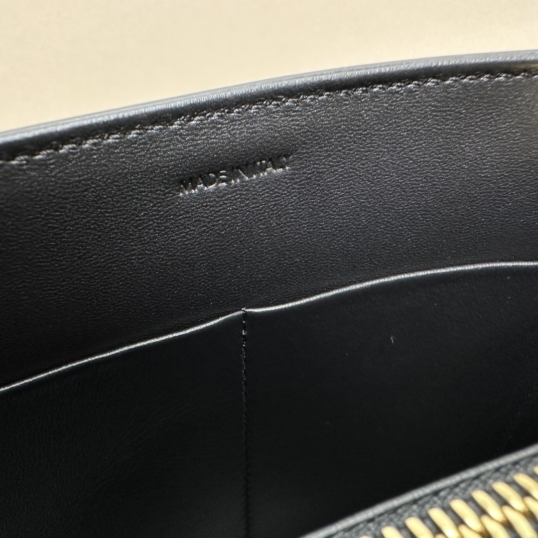 Bagsaaa Ce1i*e Medium Nino Bag In S*pple Calfskin Black - 25 X 17.5 X 10 CM