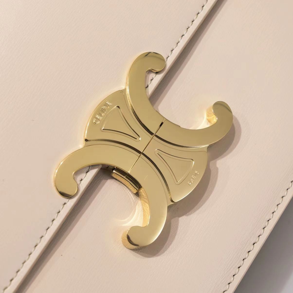 Bagsaaa Ce1i*e Teen Triomphe Bag In Shiny Calfskin Beige - 18.5 X 13.5 X 7 CM