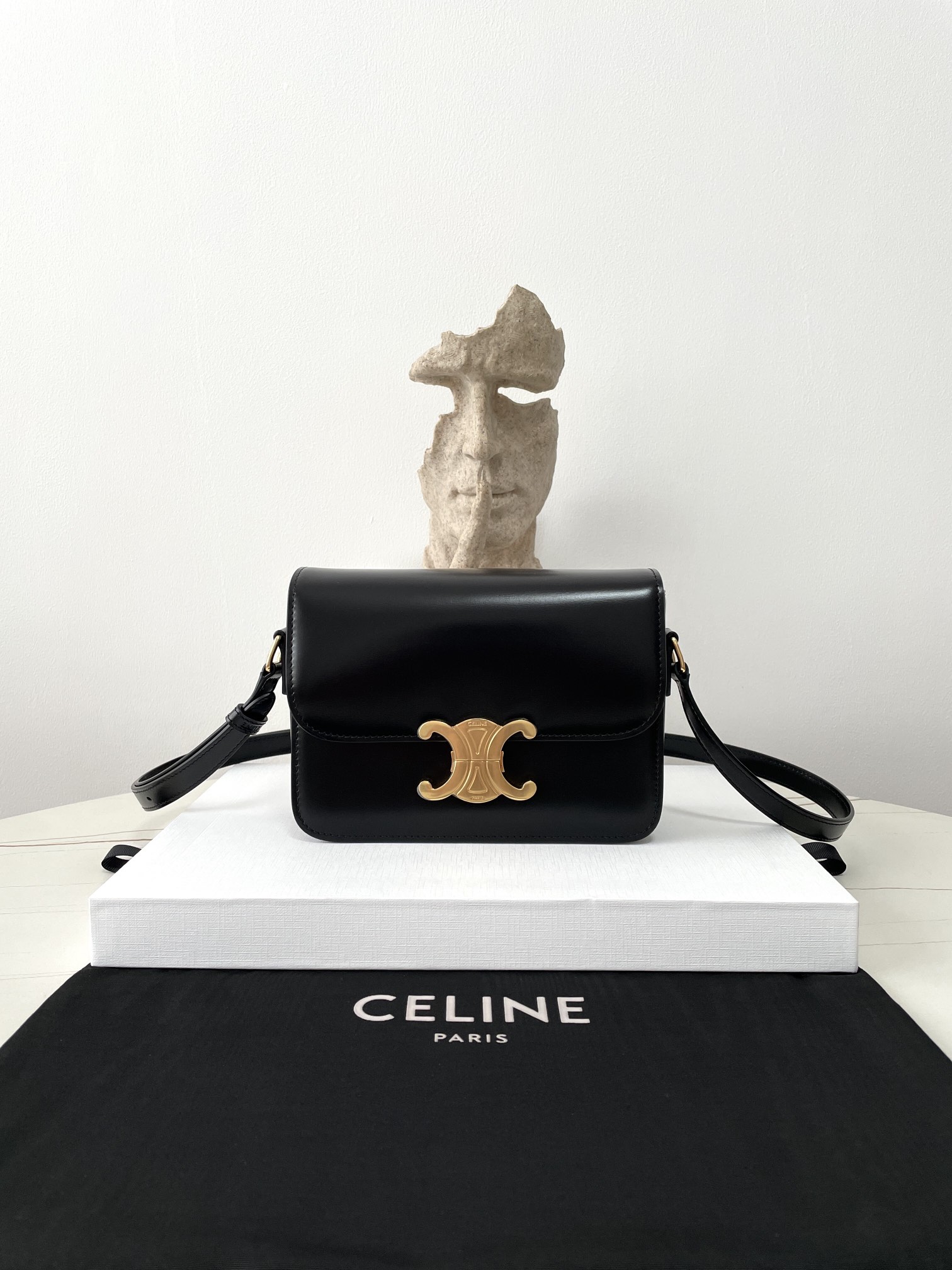 Bagsaaa Ce1i*e Teen Triomphe Bag In Shiny Calfskin Black - 18.5 X 13.5 X 7 CM