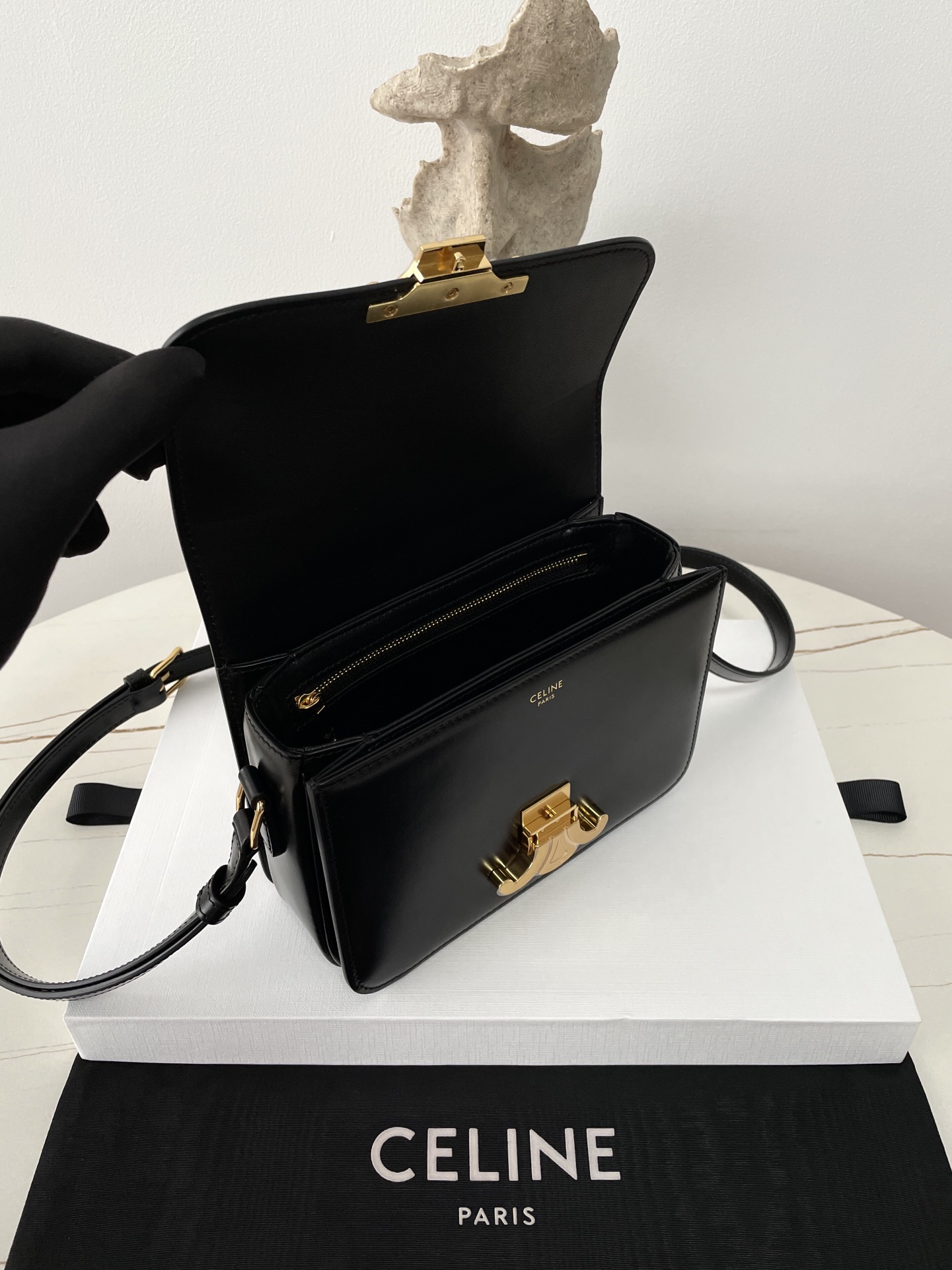 Bagsaaa Ce1i*e Teen Triomphe Bag In Shiny Calfskin Black - 18.5 X 13.5 X 7 CM
