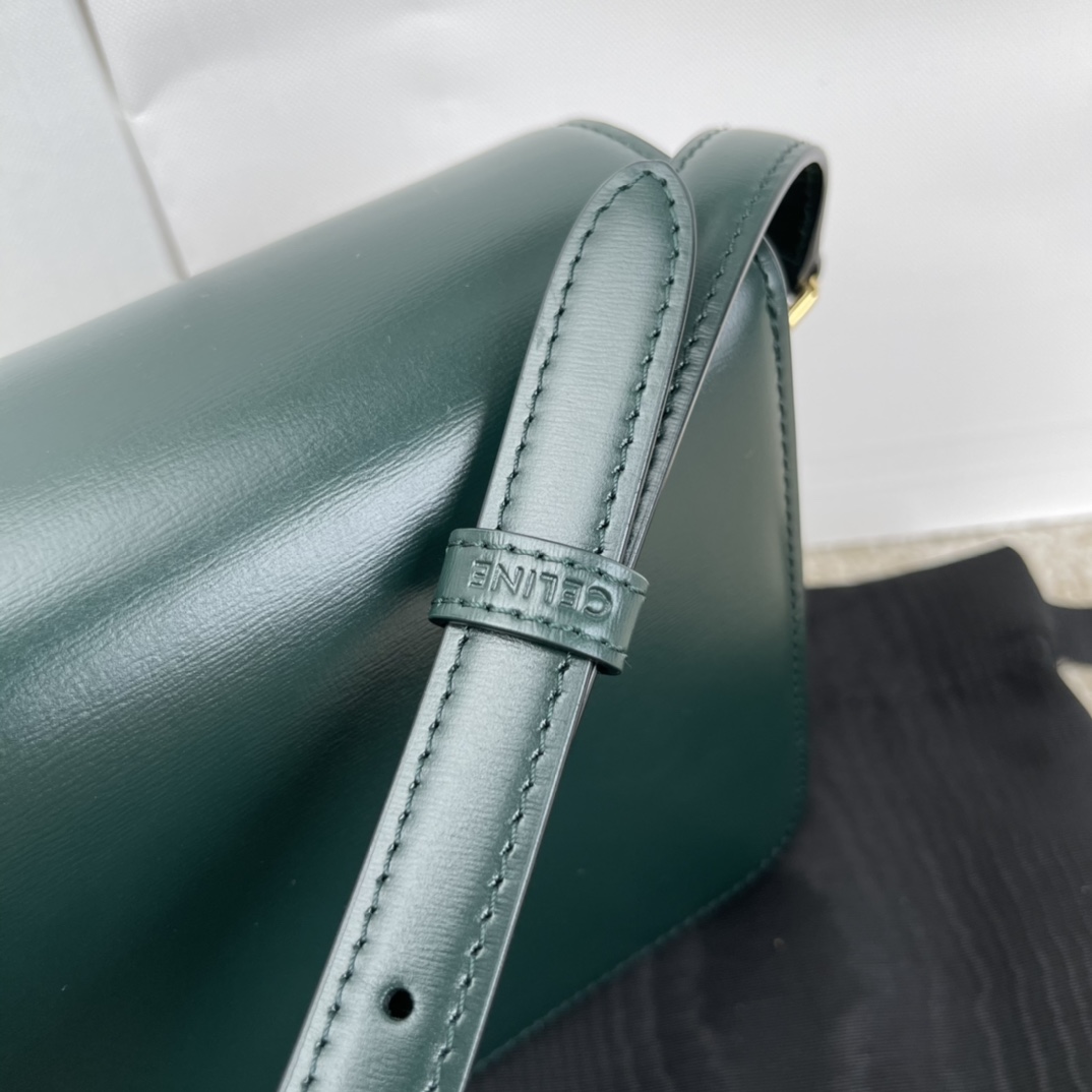 Bagsaaa Ce1i*e Teen Triomphe Bag In Shiny Calfskin Amazone Green - 18.5 X 13.5 X 7 CM