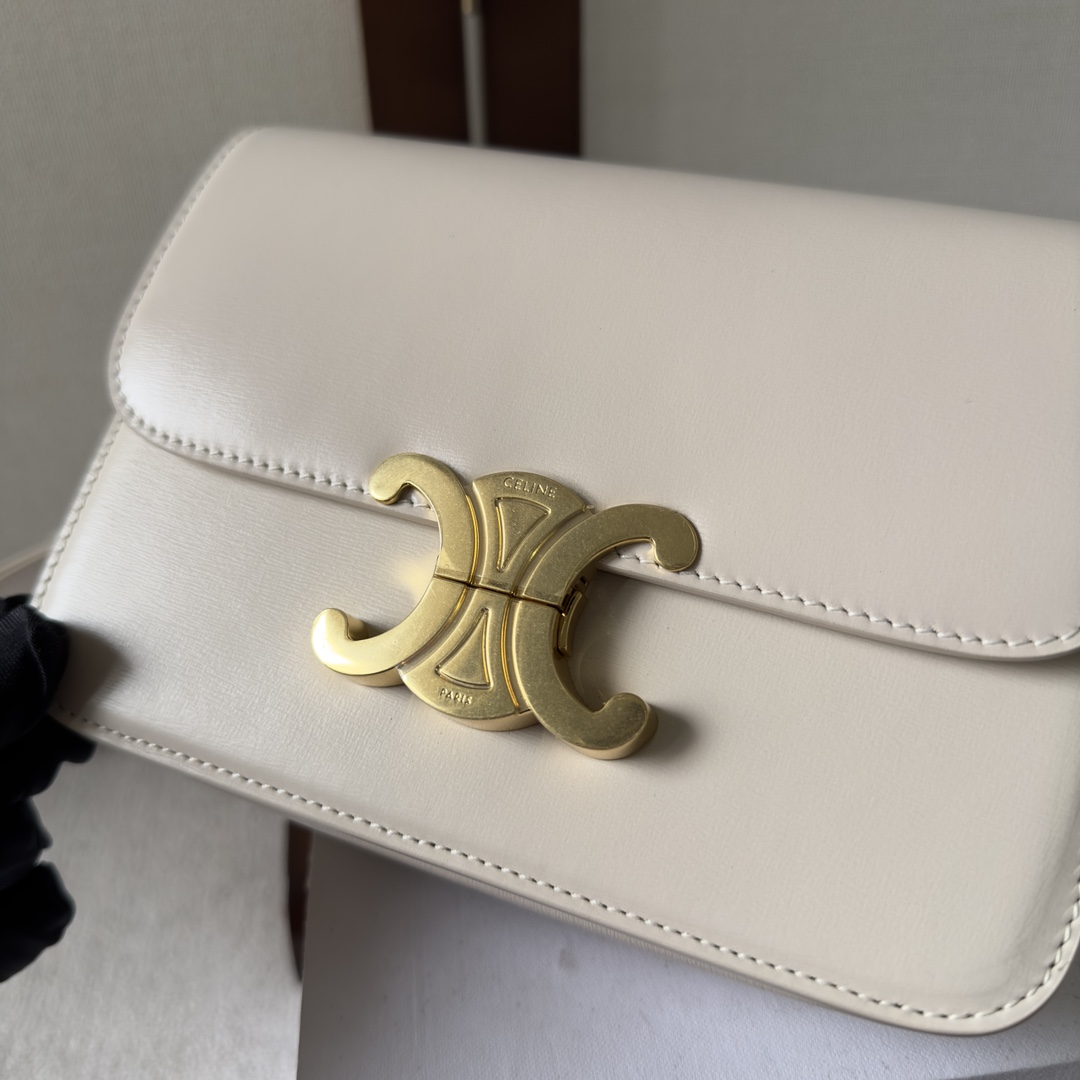 Bagsaaa Ce1i*e Teen Triomphe Bag In Shiny Calfskin Vanilla - 18.5 X 13.5 X 7 CM