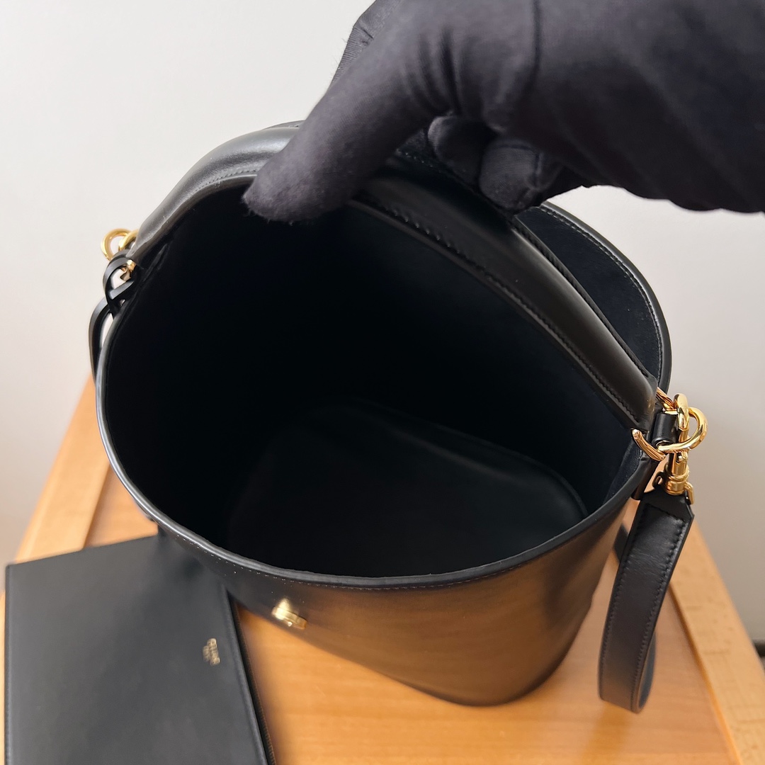 Bagsaaa Ce1i*e Medium L0vise Bag In Smooth Calfskin Black - 23.5 X 24 X 16 CM