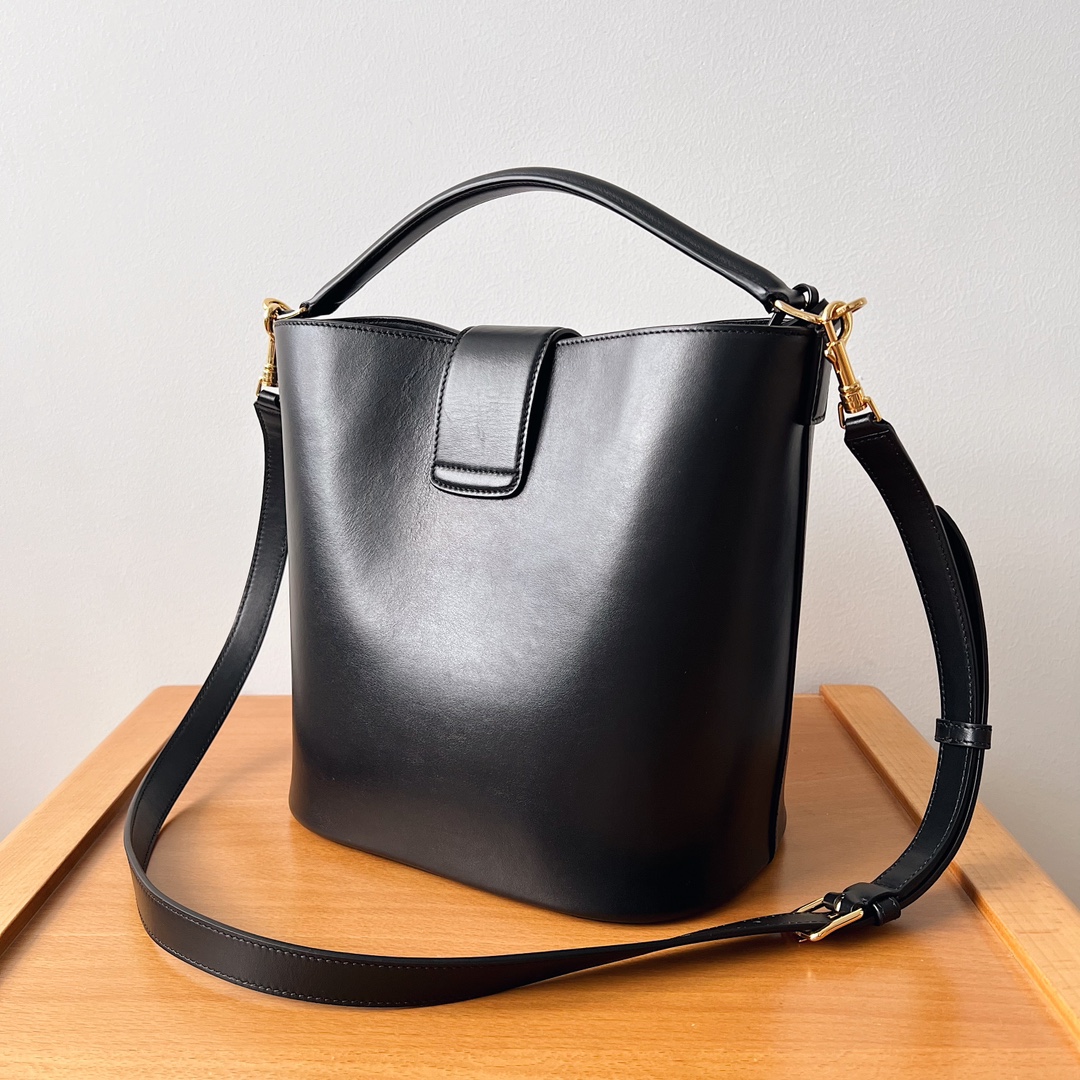 Bagsaaa Ce1i*e Medium L0vise Bag In Smooth Calfskin Black - 23.5 X 24 X 16 CM