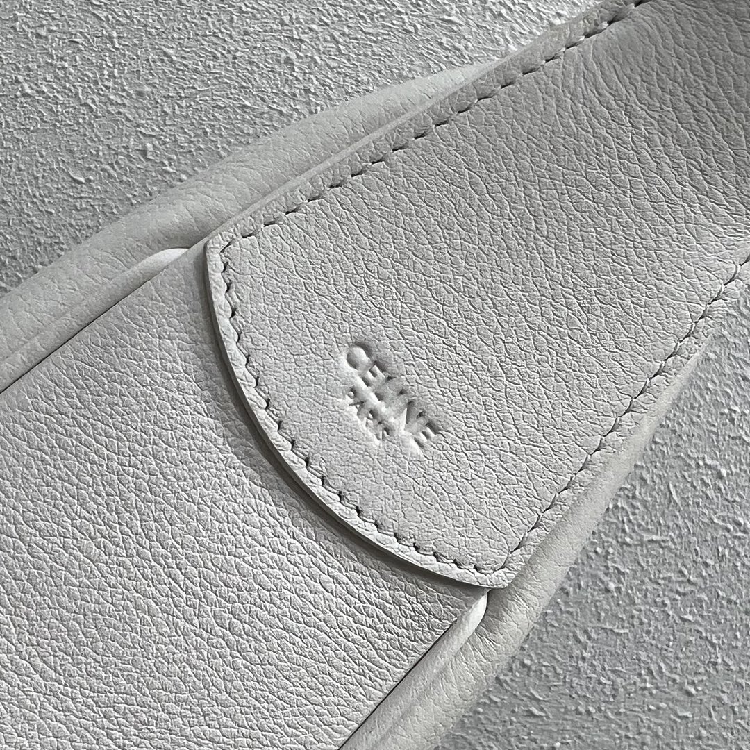 Bagsaaa Ce1i*e Medium Heloïse Bag Cuir Triomphe In S*pple Calfskin White - 30 X 28.5 X 8 CM