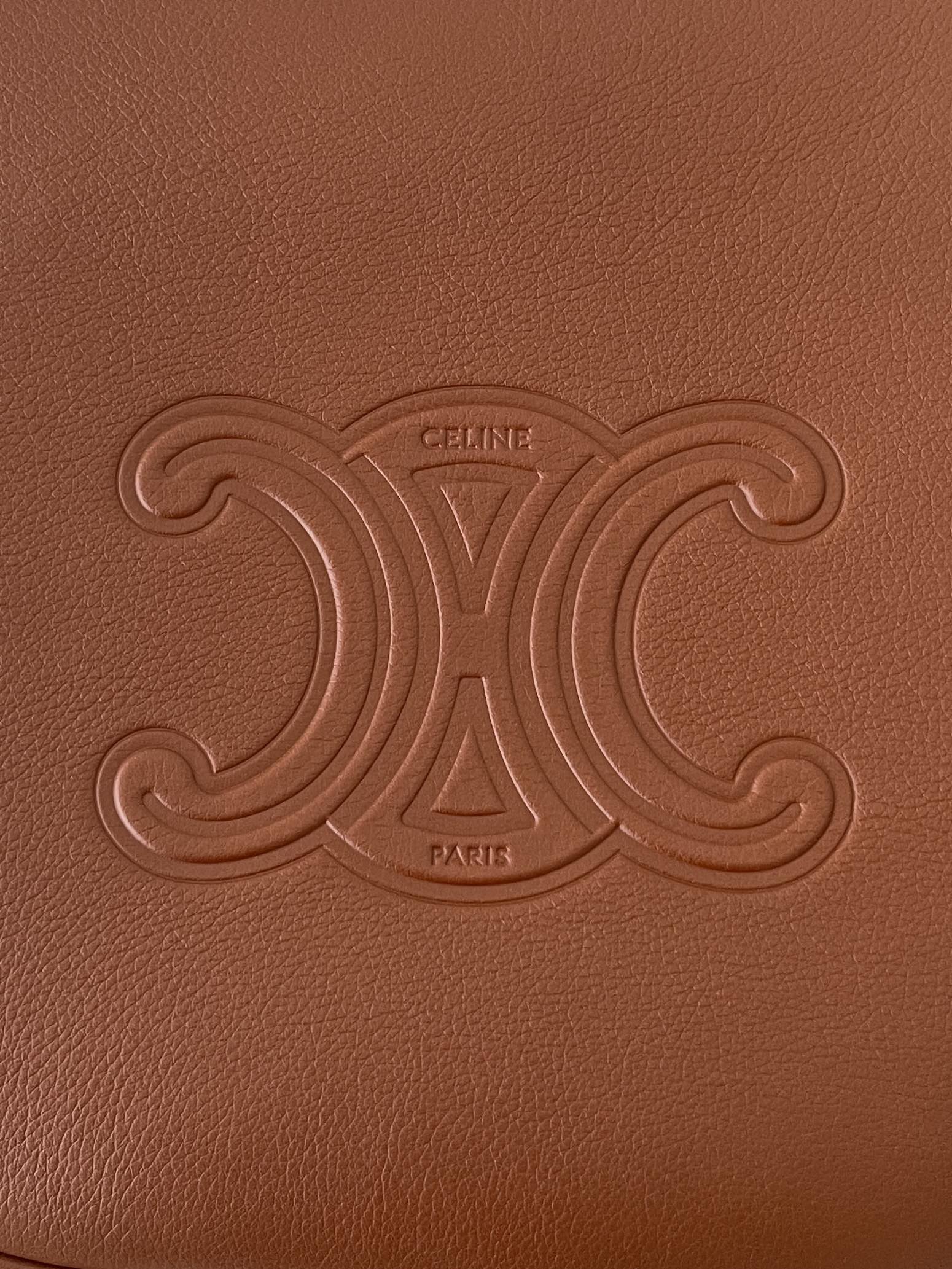 Bagsaaa Ce1i*e Medium Heloïse Bag Cuir Triomphe In S*pple Calfskin Brown - 30 X 28.5 X 8 CM