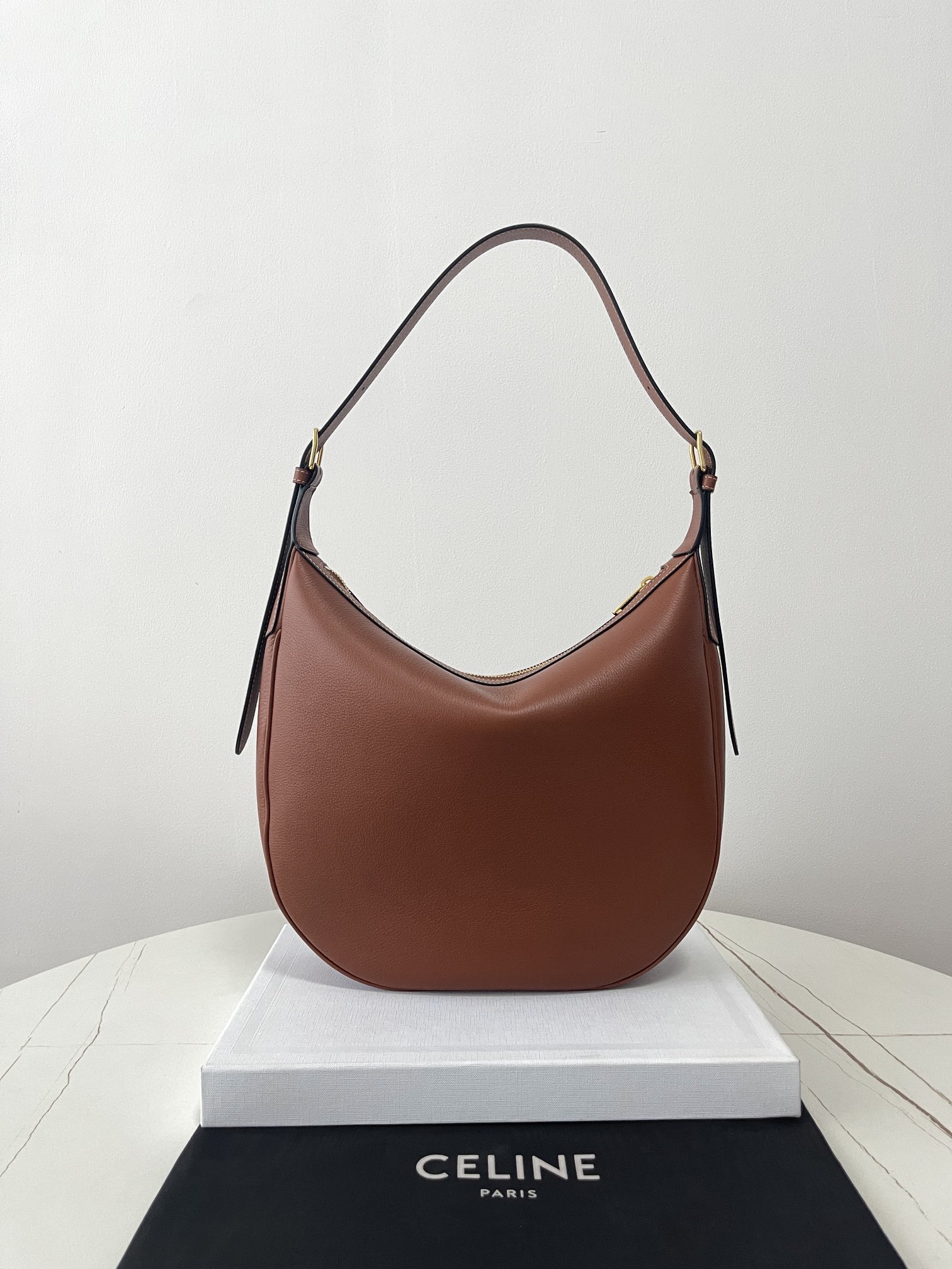 Bagsaaa Ce1i*e Medium Heloïse Bag Cuir Triomphe In S*pple Calfskin Brown - 30 X 28.5 X 8 CM