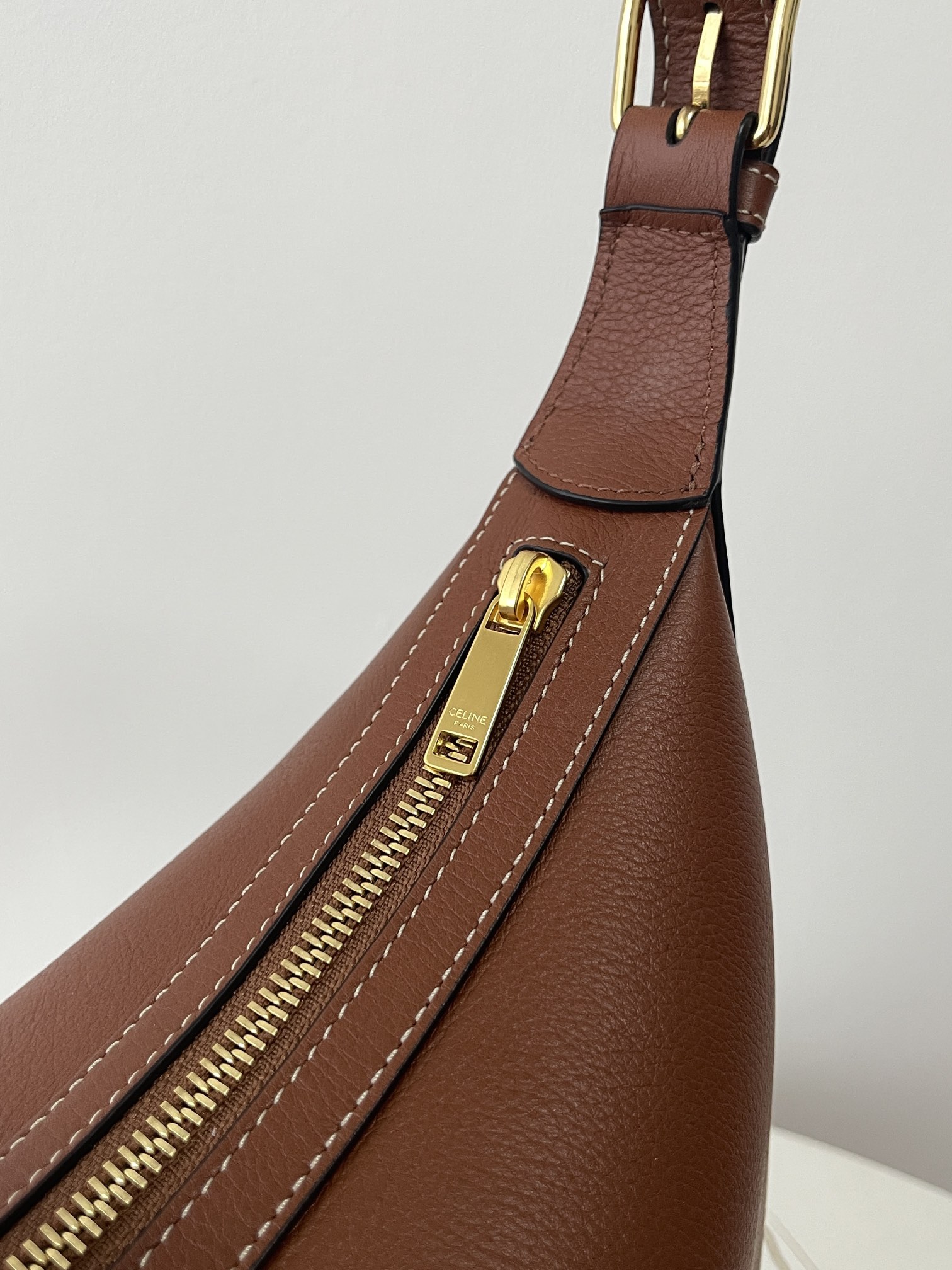 Bagsaaa Ce1i*e Medium Heloïse Bag Cuir Triomphe In S*pple Calfskin Brown - 30 X 28.5 X 8 CM