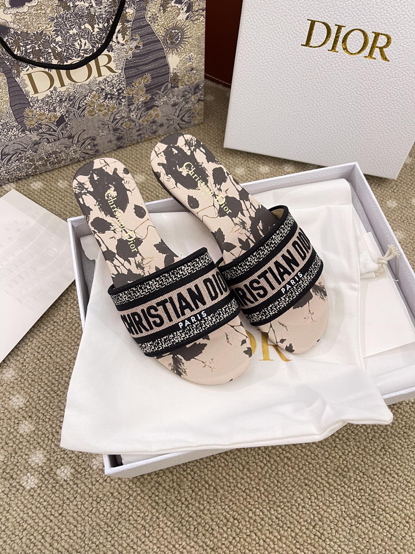 Bagsaaa D10r Dway Slide Beige and Black Cotton Embroidered with Fleurs Mystiques Motif