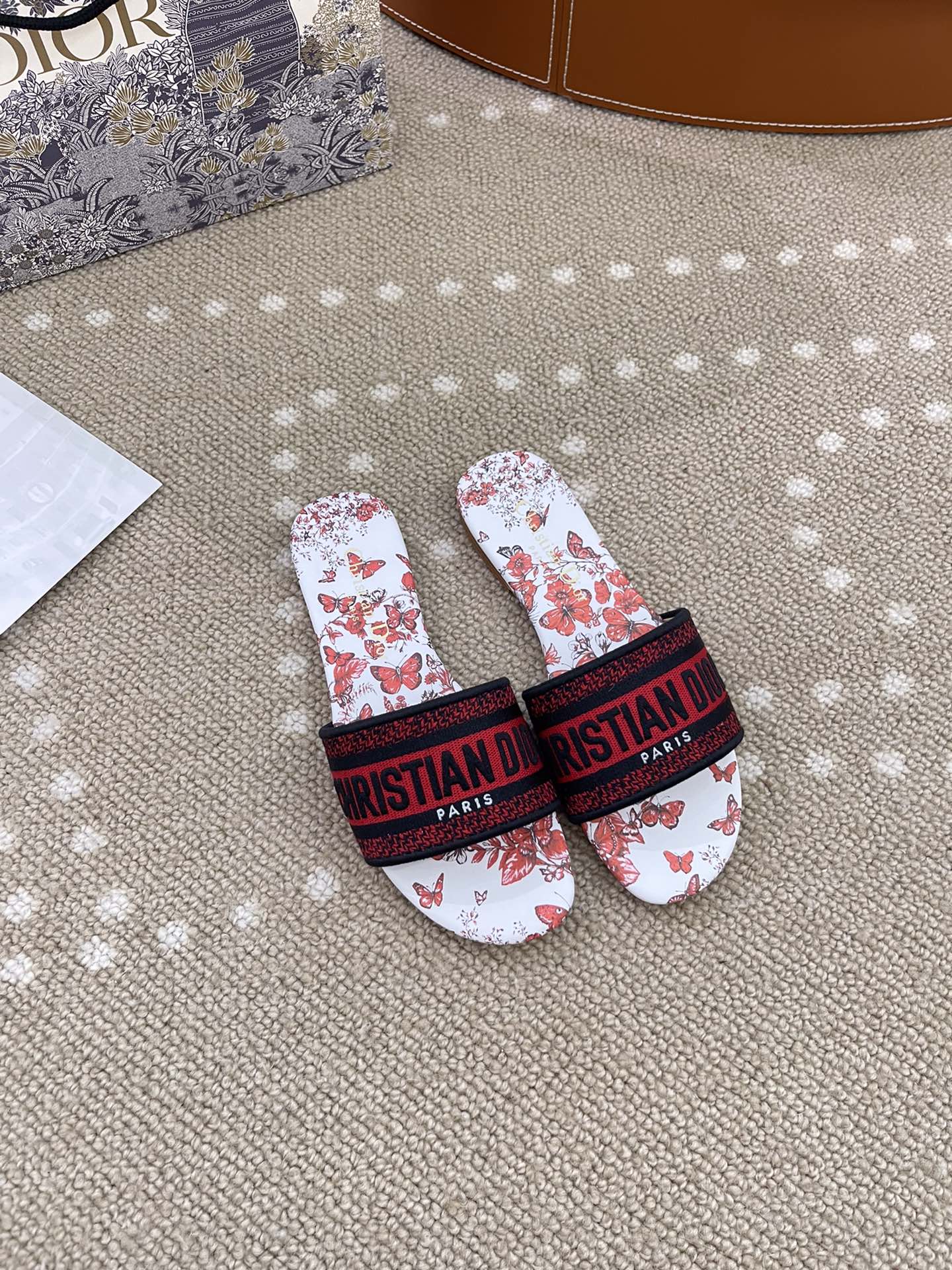 Bagsaaa D10r Dway Slide White and Red Embroidered Cotton with Le Cœur des Papillons Motif