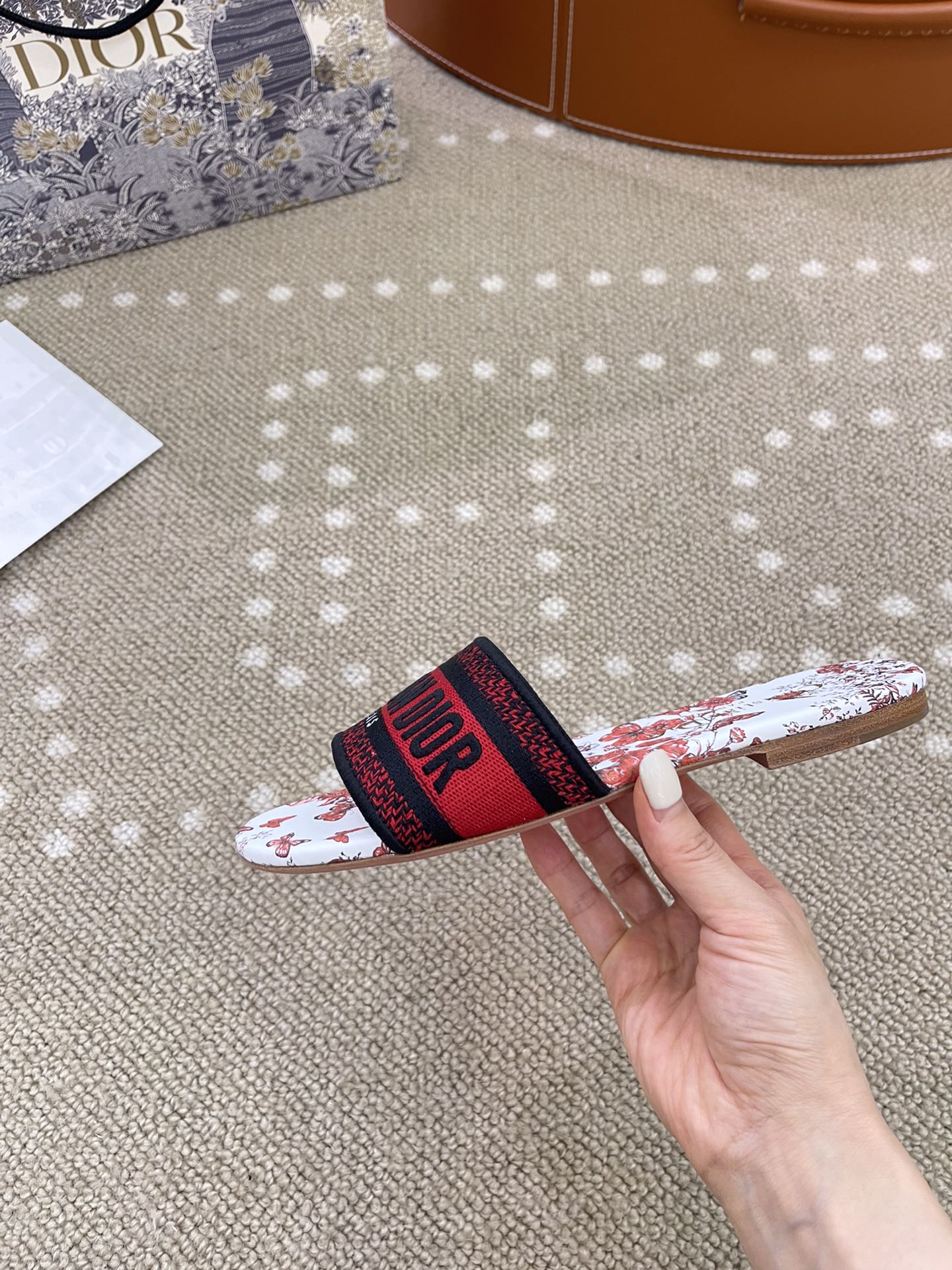 Bagsaaa D10r Dway Slide White and Red Embroidered Cotton with Le Cœur des Papillons Motif
