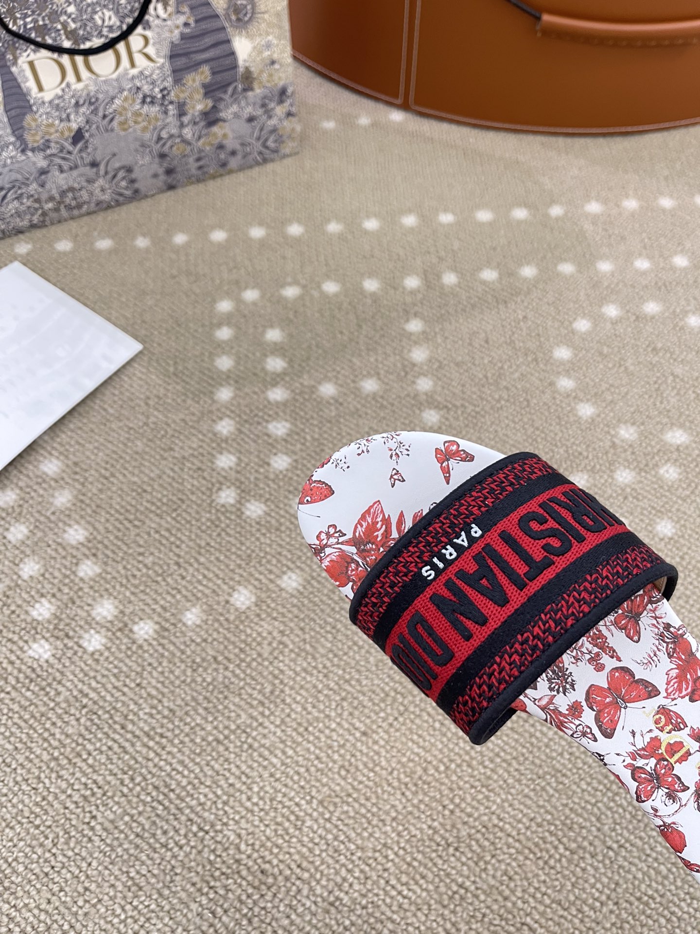 Bagsaaa D10r Dway Slide White and Red Embroidered Cotton with Le Cœur des Papillons Motif