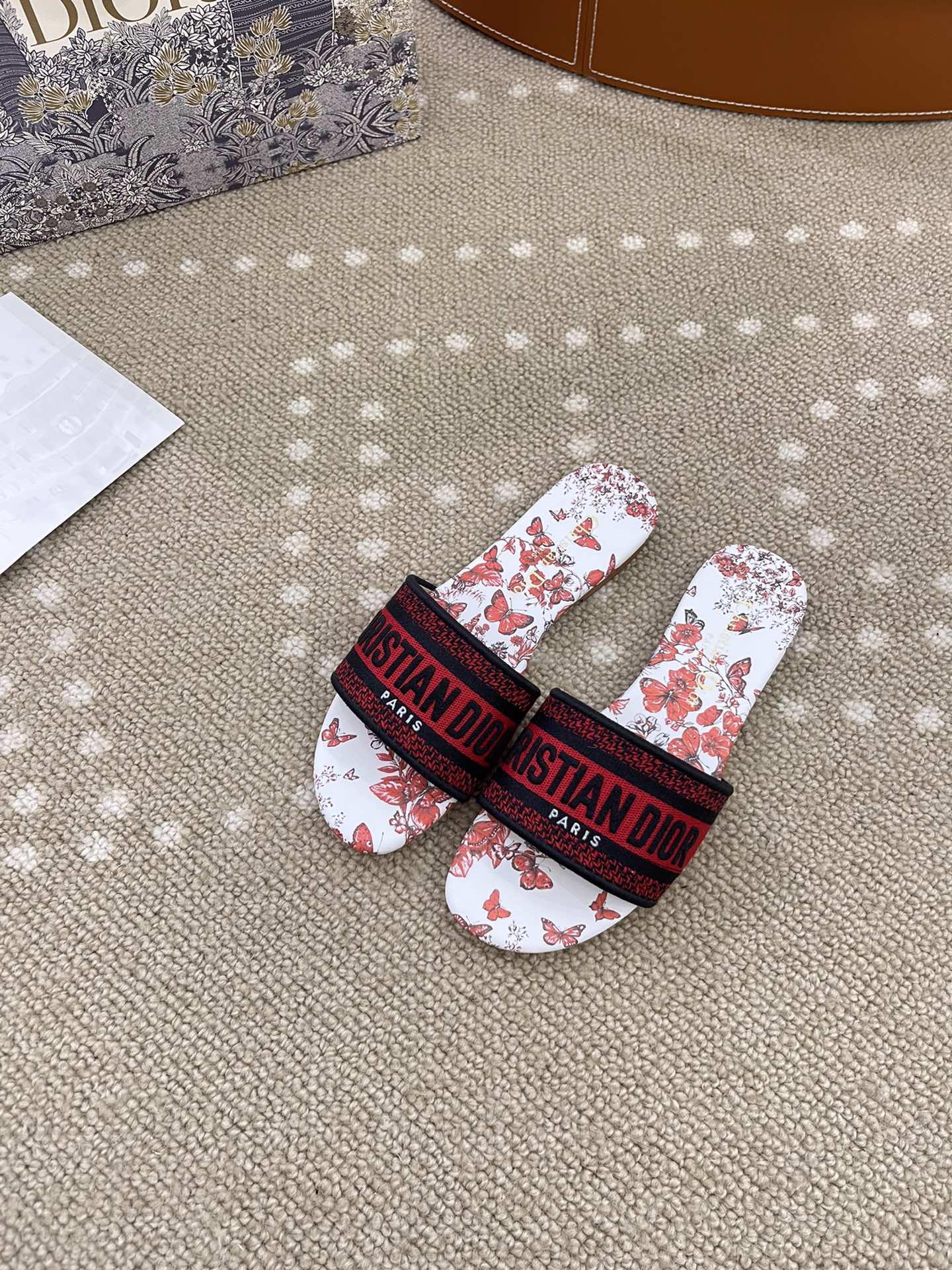 Bagsaaa D10r Dway Slide White and Red Embroidered Cotton with Le Cœur des Papillons Motif