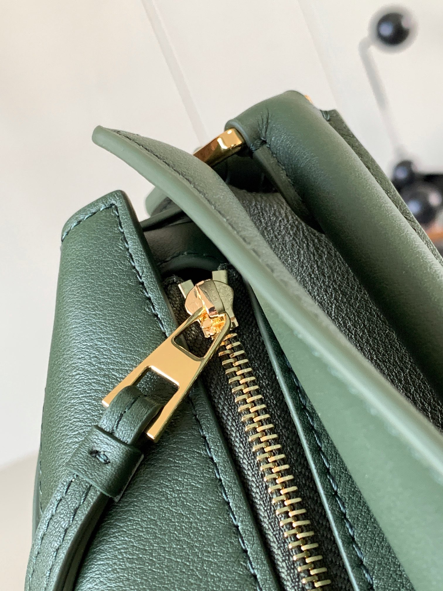 Bagsaaa L0ew* Mini Puzzle bag in classic calfskin bottle green - 18x8x12 cm