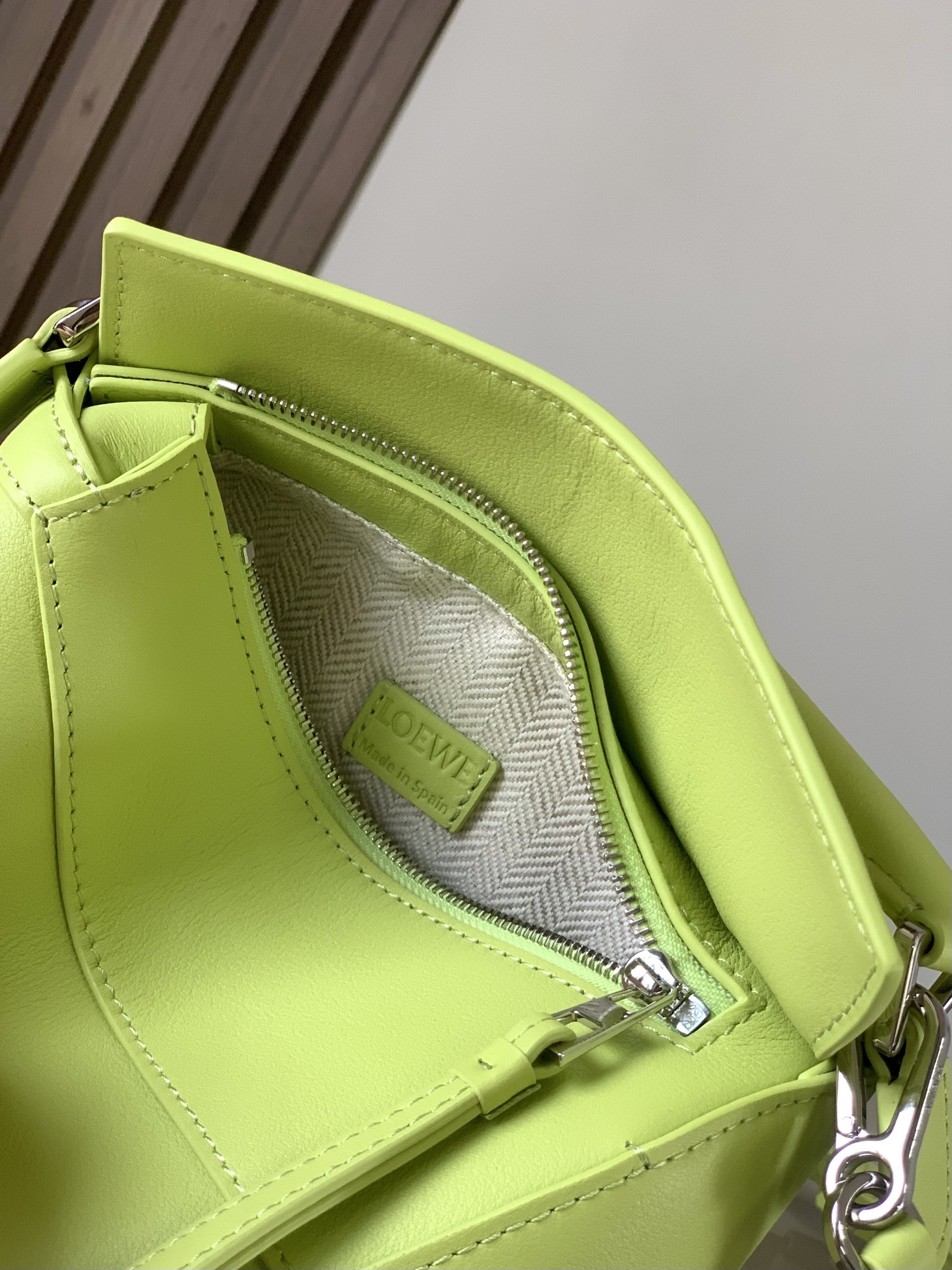 Bagsaaa L0ew* Mini Puzzle bag in classic calfskin anise green - 18x8x12 cm