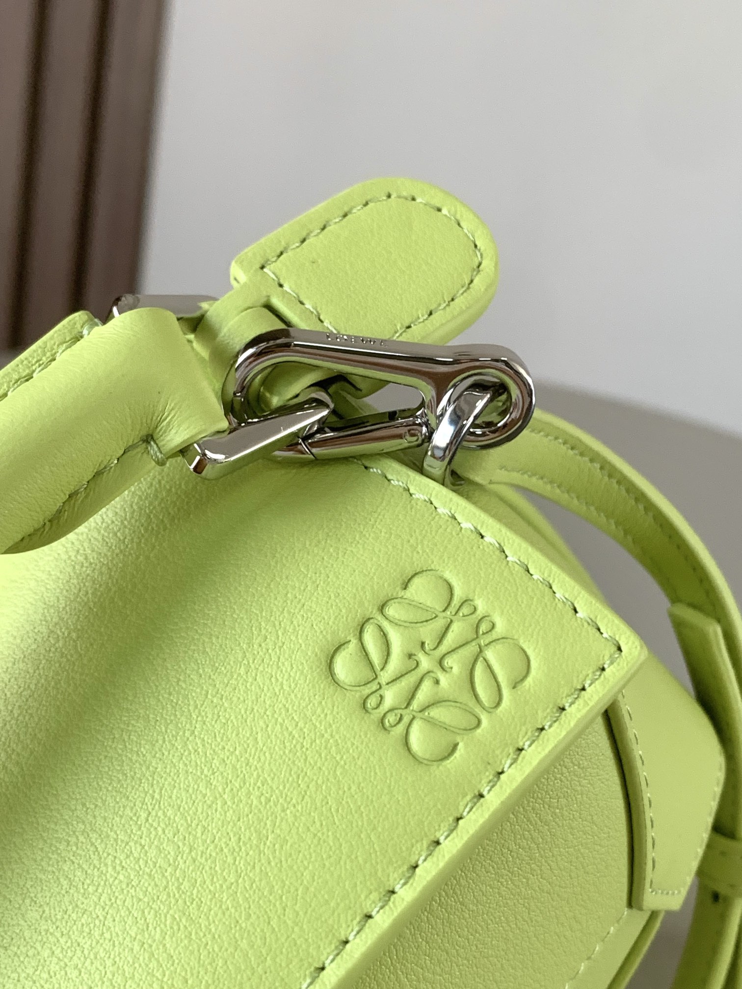 Bagsaaa L0ew* Mini Puzzle bag in classic calfskin anise green - 18x8x12 cm