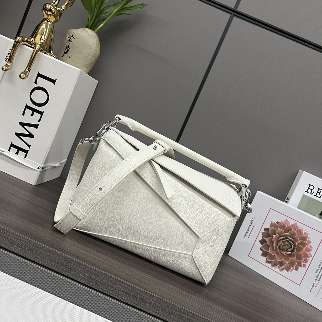 Bagsaaa L0ew* Small Puzzle bag in soft grained calfskin white - 24X16.5X10.5 cm