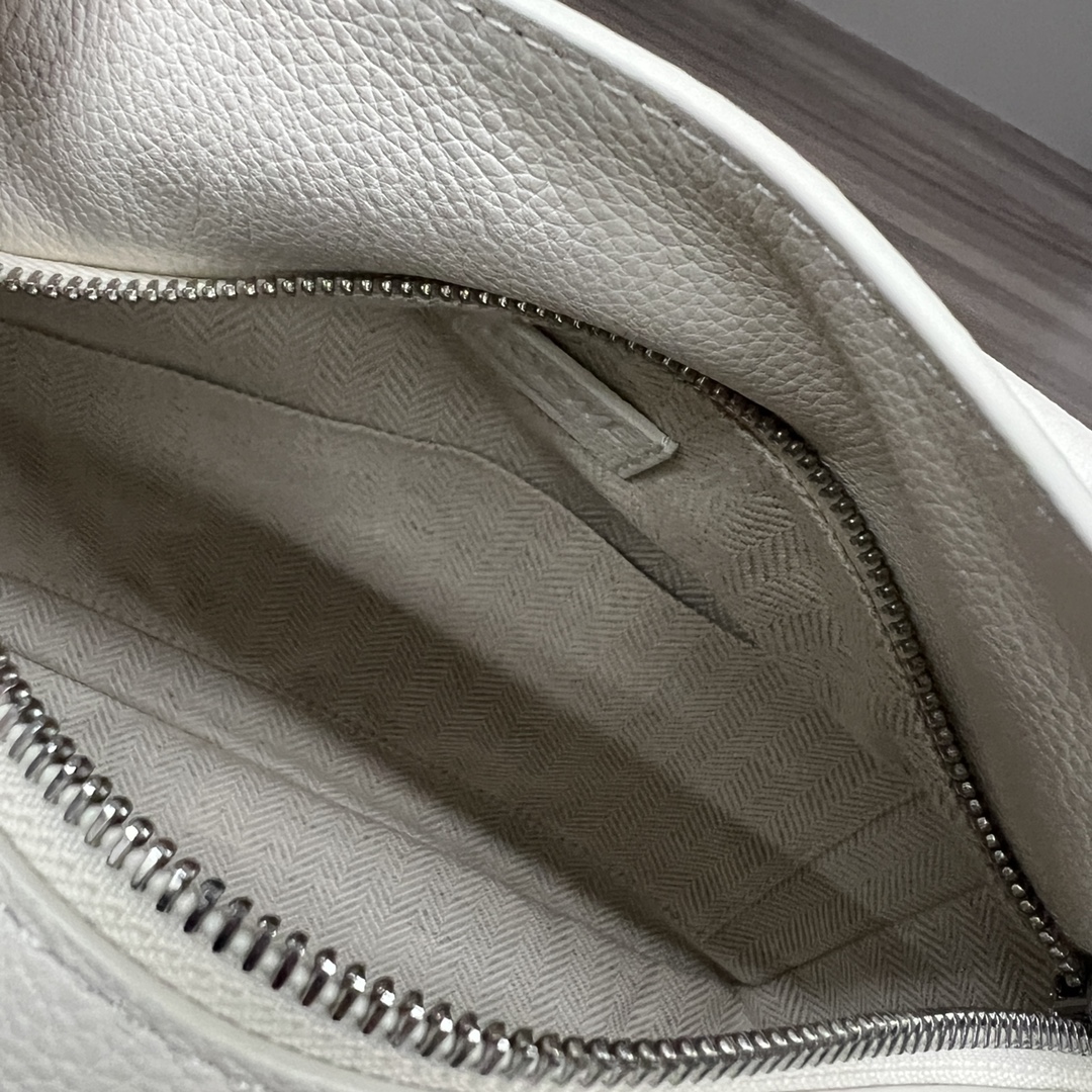 Bagsaaa L0ew* Small Puzzle bag in soft grained calfskin white - 24X16.5X10.5 cm