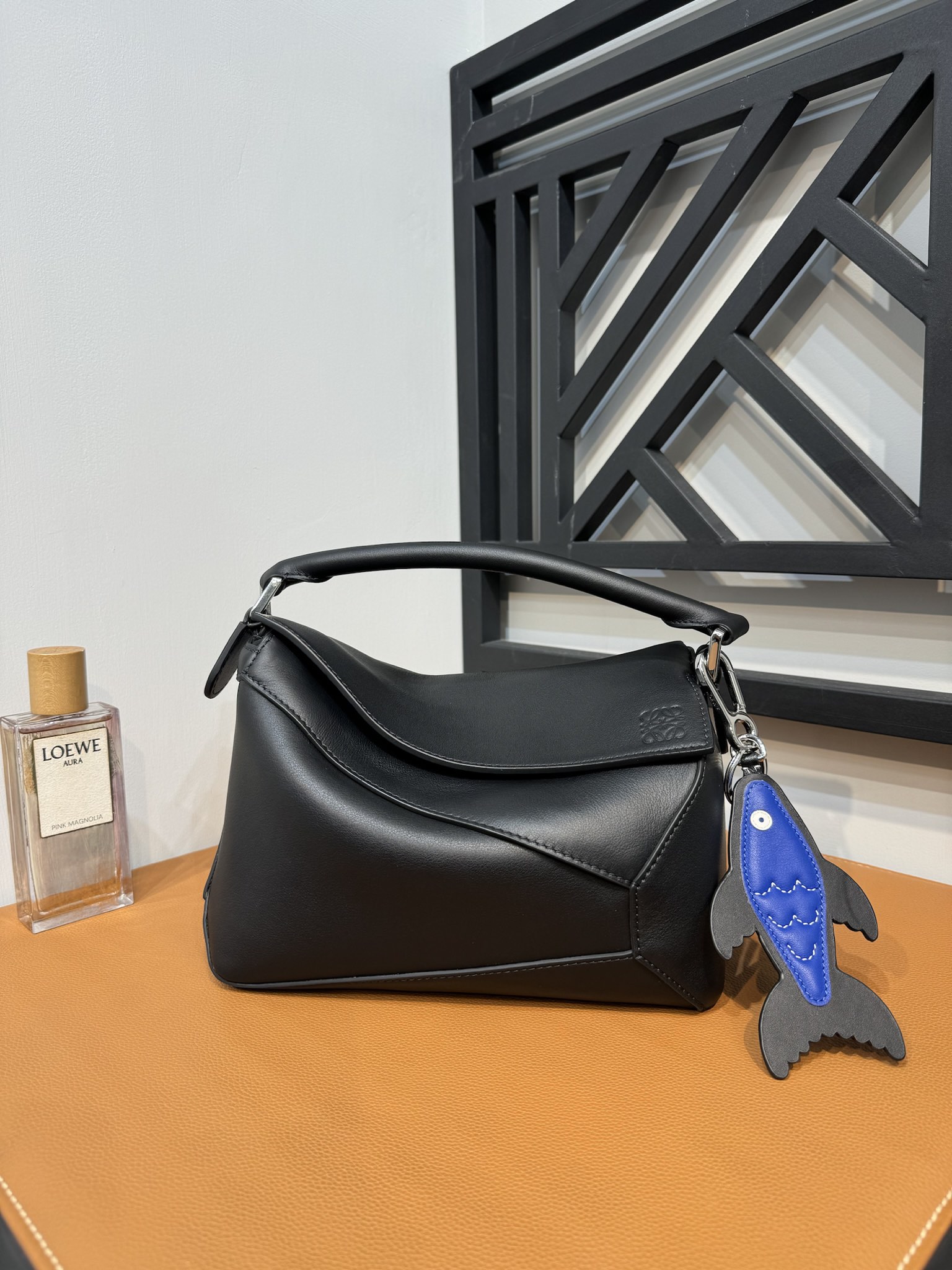 Bagsaaa L0ew* Small Puzzle bag in classic calfskin black - 24X16.5X10.5 cm