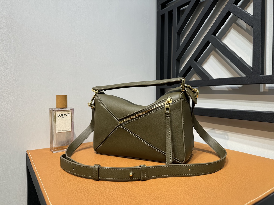 Bagsaaa L0ew* Small Puzzle bag in classic calfskin khaki - 24X16.5X10.5 cm