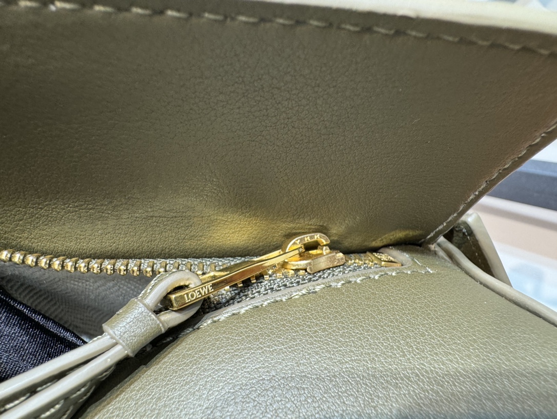 Bagsaaa L0ew* Small Puzzle bag in classic calfskin khaki - 24X16.5X10.5 cm