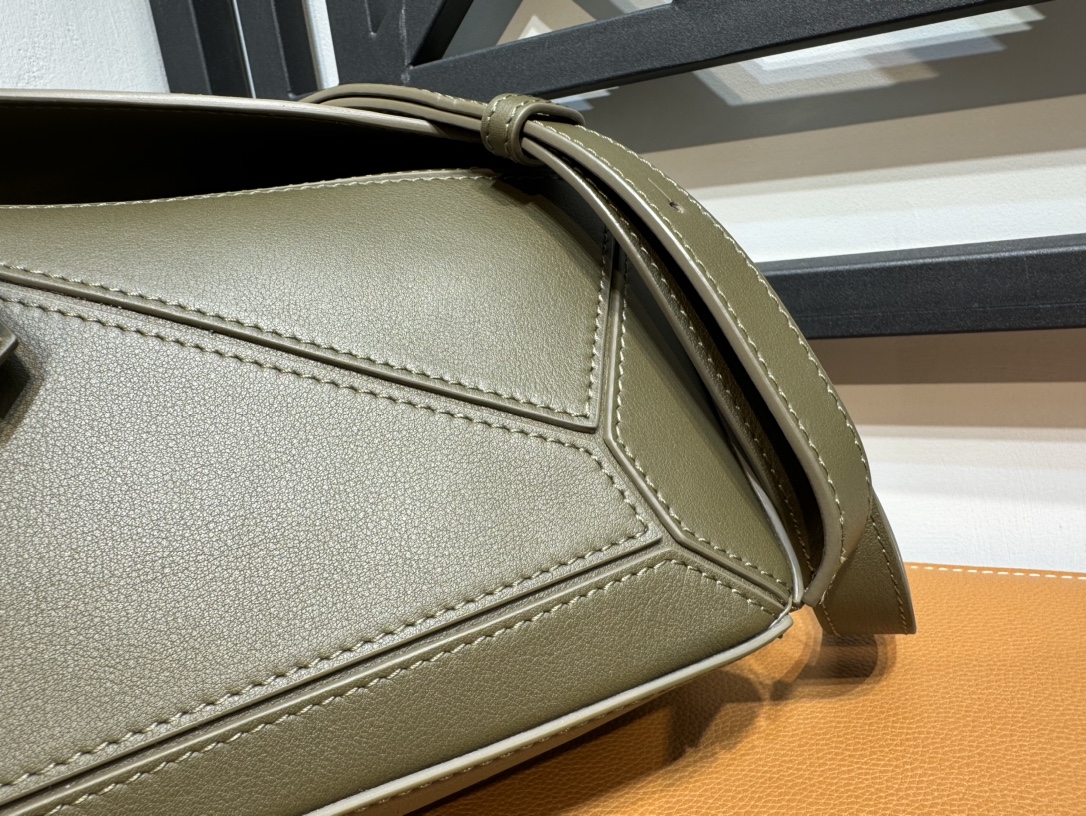 Bagsaaa L0ew* Small Puzzle bag in classic calfskin khaki - 24X16.5X10.5 cm