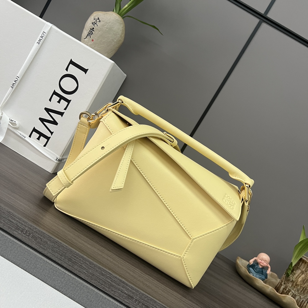 Bagsaaa L0ew* Small Puzzle bag in classic calfskin light yellow - 24X16.5X10.5 cm