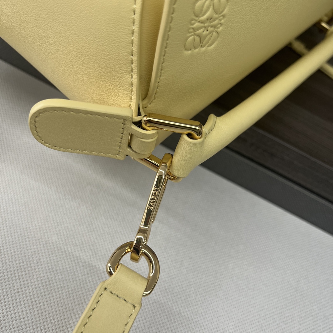 Bagsaaa L0ew* Small Puzzle bag in classic calfskin light yellow - 24X16.5X10.5 cm