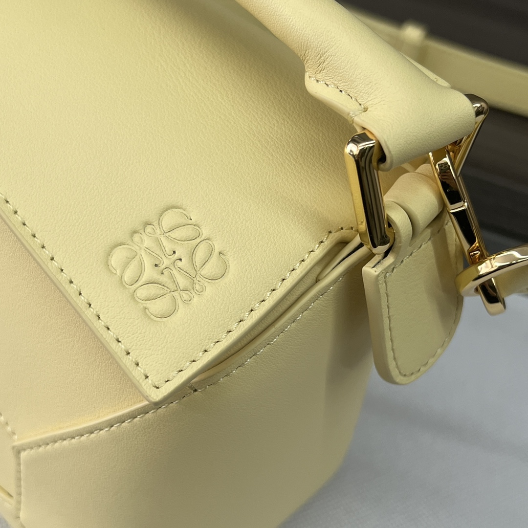 Bagsaaa L0ew* Small Puzzle bag in classic calfskin light yellow - 24X16.5X10.5 cm