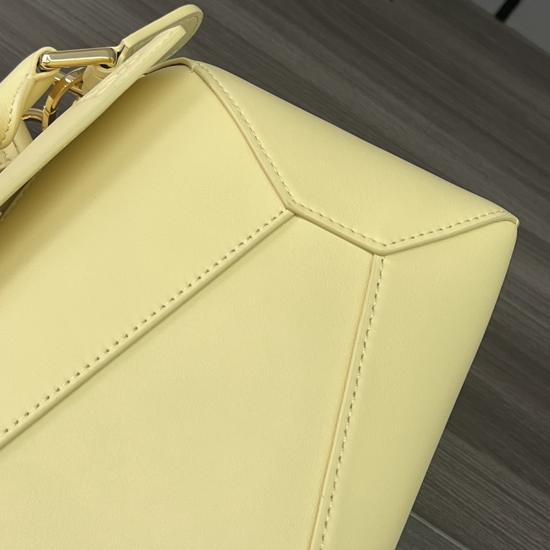 Bagsaaa L0ew* Small Puzzle bag in classic calfskin light yellow - 24X16.5X10.5 cm