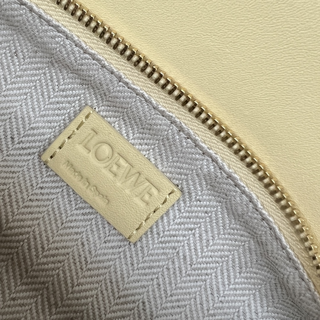 Bagsaaa L0ew* Small Puzzle bag in classic calfskin light yellow - 24X16.5X10.5 cm