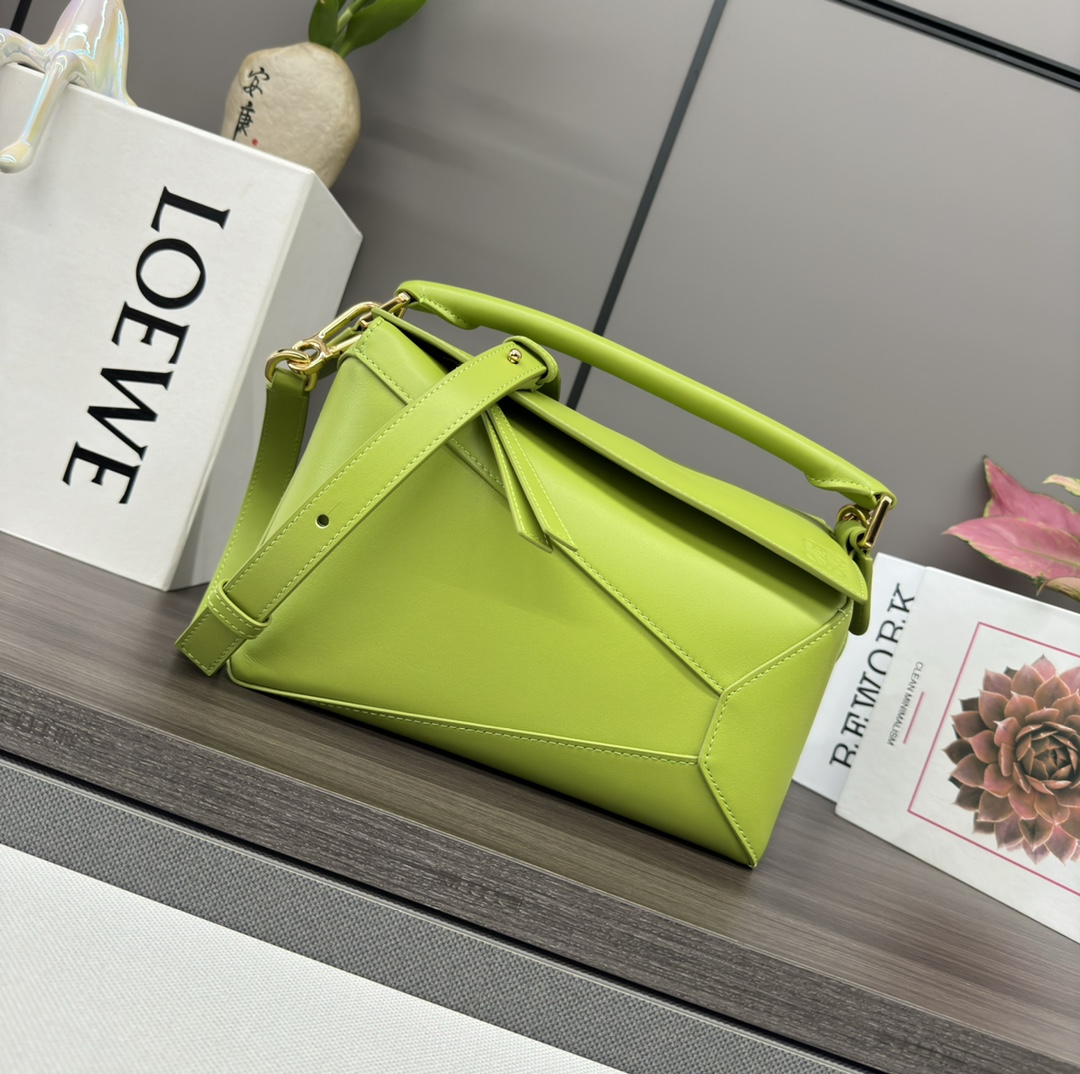 Bagsaaa L0ew* Small Puzzle bag in classic calfskin meadow green - 24X16.5X10.5 cm